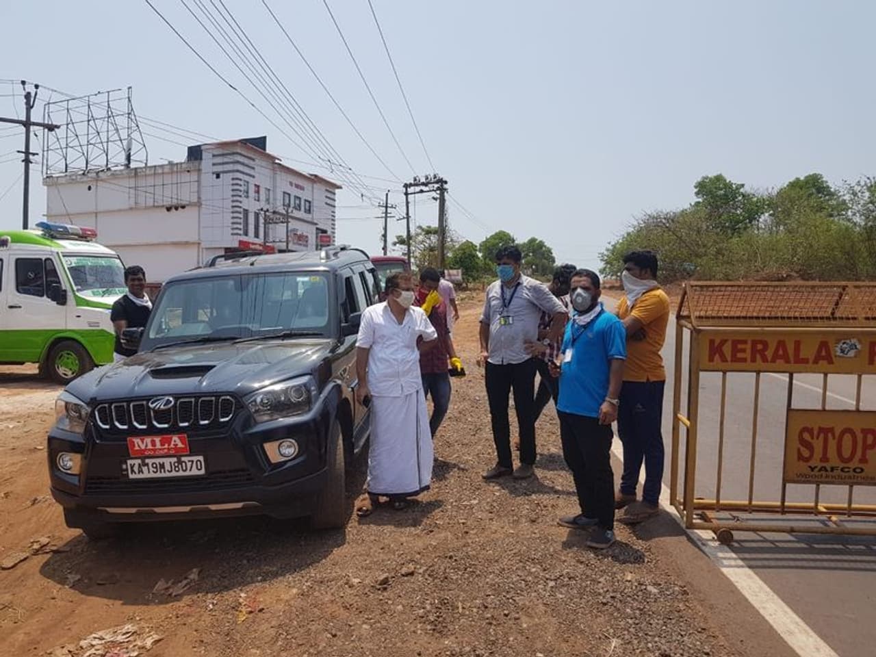 <p>കേരളത്തിന്റെ വടക്കേ അറ്റത്തുള്ള ചെക്ക്പോസ്റ്റായ തലപ്പാടി വഴി കേരളത്തിലേക്ക് കടക്കാനായി 5124 പേര്ക്കാണ് പാസ് നല്കിയത്. എന്നാല് ഇതില് ഭൂരിപക്ഷം പേര്ക്കും അതത് സംസ്ഥാനങ്ങള് പാസ് നല്കാത്തത് ഇവരുടെ മടങ്ങിവരവിന് തടസ്സം സൃഷ്ടിക്കുന്നു.</p> <p>കേരളത്തിന്റെ വടക്കേ അറ്റത്തുള്ള ചെക്ക്പോസ്റ്റായ തലപ്പാടി വഴി കേരളത്തിലേക്ക് കടക്കാനായി 5124 പേര്ക്കാണ് പാസ് നല്കിയത്. എന്നാല് ഇതില് ഭൂരിപക്ഷം പേര്ക്കും അതത് സംസ്ഥാനങ്ങള് പാസ് നല്കാത്തത് ഇവരുടെ മടങ്ങിവരവിന് തടസ്സം സൃഷ്ടിക്കുന്നു.</p>