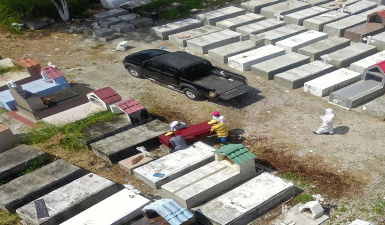 <p>ಇಕ್ವೆಡಾರ್‌ನಲ್ಲಿ ಕೊರೋನಾದಿಂದಾಗಿ &nbsp;ಸಂಭವಿಸಿದ ಸಾವಿನ ಬಳಿಕ ಇಲ್ಲಿನ ಸ್ಮಶಾನಗಳು ತುಂಬಿವೆ. ಎಲ್ಲೆಲ್ಲಿ ಅಲ್ಪ ಸ್ವಲ್ಪ ಸ್ಥಳ ಉಳಿದಿದೆಯೋ ಅಲ್ಲೆಲ್ಲಾ ಸಮಾಧಿ ಮಾಡಲು ಈಗಲೂ ಮೃತರ ಕುಟುಂಬ ಸದಸ್ಯರು ಕ್ಯೂ ನಿಂತಿದ್ದಾರೆ.</p>