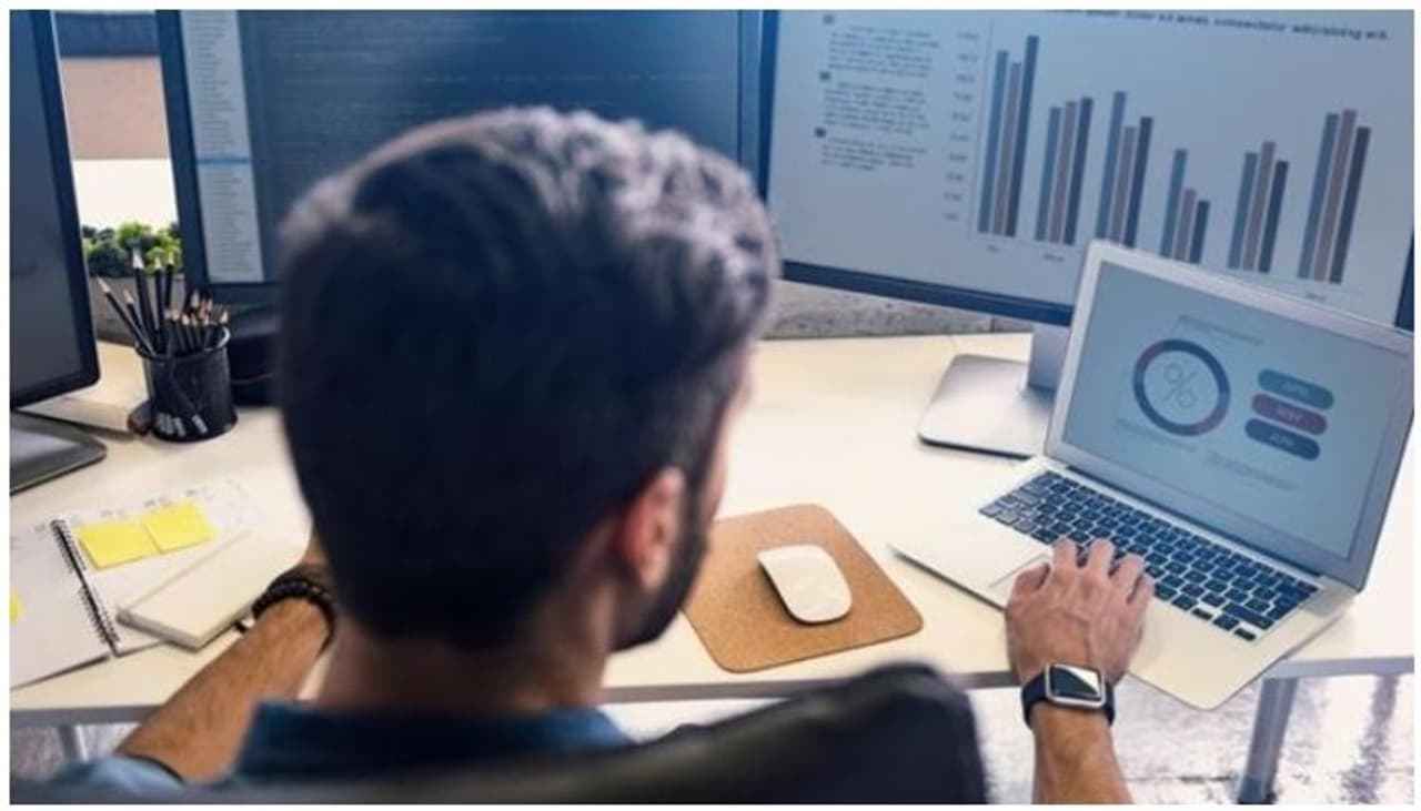 <p><strong>ഡാറ്റ അനലിസ്റ്റ്:&nbsp;</strong>കമ്പ്യൂട്ടറുകളിലും വെബ്സൈറ്റുകളിലും സ്റ്റോര്‍ ചെയ്യപ്പെടുന്ന ഡാറ്റയെ എങ്ങനെ ബിസിനസിന് പ്രയോജനപ്പെടുത്താമെന്ന് കണ്ടെത്തുന്നവരാണ് ഡാറ്റ അനലിസ്റ്റുകൾ. ഇൻ്റര്‍നെറ്റിൻ്റെ വരവോടെയാണ് ഈ മേഖല ഇത്രയും വളര്‍ന്നത്. പലപ്പോഴും സ്റ്റാര്‍ട്ടപ്പുകൾ തന്നെയാണ് ഇത്തരം ഡാറ്റ അനാലിസിസിന് മുൻകൈയ്യെടുക്കുന്നത്. നിരവധി തൊഴിലവസരങ്ങളാണ് ഈ മേഖലയിലുള്ളത്.&nbsp;</p>