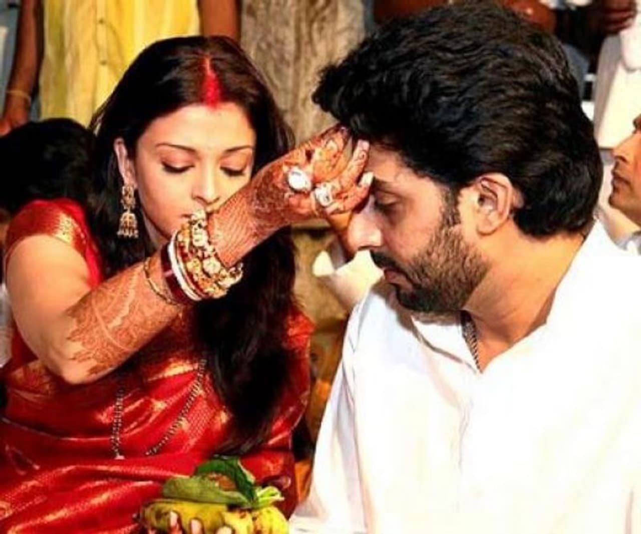 <p>ಬಾಲಿವುಡ್ನ ಫೇಮಸ್ ಬಚ್ಚನ್ ಖಾಂದಾನ್ನ ಏಕೈಕ ವಾರಸುದಾರ ಅಭಿಷೇಕ್ ಬಚ್ಚನ್ ಮದುವೆಯಾಗಿದ್ದು ಬಾಲಿವುಡ್ ನಟಿ ಕಮ್ ಮಾಡೆಲ್ ಫೇಮಸ್ ಐಶ್ವರ್ಯಾ ರೈರನ್ನು.</p> <p>ಬಾಲಿವುಡ್ನ ಫೇಮಸ್ ಬಚ್ಚನ್ ಖಾಂದಾನ್ನ ಏಕೈಕ ವಾರಸುದಾರ ಅಭಿಷೇಕ್ ಬಚ್ಚನ್ ಮದುವೆಯಾಗಿದ್ದು ಬಾಲಿವುಡ್ ನಟಿ ಕಮ್ ಮಾಡೆಲ್ ಫೇಮಸ್ ಐಶ್ವರ್ಯಾ ರೈರನ್ನು.</p>