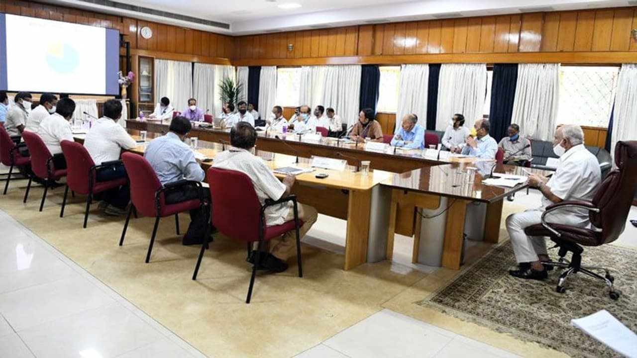 <p>ಇಂದು (ಗುರುವಾರ) ಗೃಹ ಕಚೇರಿ ಕೃಷ್ಣಾದಲ್ಲಿ ನಡೆದ ಸಭೆಯಲ್ಲಿ, ಸಿಎಂ ಬಿಎಸ್ ​ಯಡಿಯೂರಪ್ಪ ಅವರು&nbsp;ವಾಣಿಜ್ಯ ತೆರಿಗೆ ಇಲಾಖೆಯ ಪ್ರಗತಿ ಪರಿಶೀಲನೆ ನಡೆಸಿದರು.</p>