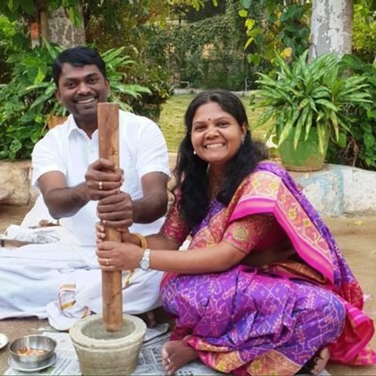 <p>ಬಡತನದಲ್ಲಿ ಹುಟ್ಟುವುದು ತಪ್ಪಲ್ಲ ಆದರೆ ಬಡತನದಲ್ಲೇ ಸಾಯುವುದು ತಪ್ಪು. ಸಾಧಿಸುವ ಛಲವಿದ್ದರೆ, ಸಾಧನೆಯ ಹಾದಿಯಲ್ಲಿ ಸ್ಪಷ್ಟತೆಯಿದ್ದರೆ, ನಮ್ಮ ಗುರಿಯ ಬಗ್ಗೆ ನಮಗೆ ಗೌರವ ಇದ್ದರೆ ಯಾವ ಕೆಲಸವೂ ಅಸಾಧ್ಯವಲ್ಲ ಎಂಬುದನ್ನು ನಿರೂಪಿಸಿದ್ದಾರೆ ದೇಶ ಕಂಡ ಈ ಅಪರೂಪದ ಡಿಸಿ .&nbsp;</p>