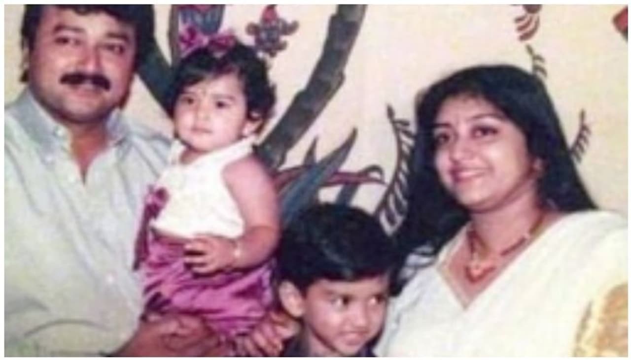 <p>കാളിദാസും മാളവികയും അച്ഛനും അമ്മയ്ക്കുമൊപ്പം.</p> <p>കാളിദാസും മാളവികയും അച്ഛനും അമ്മയ്ക്കുമൊപ്പം.</p>