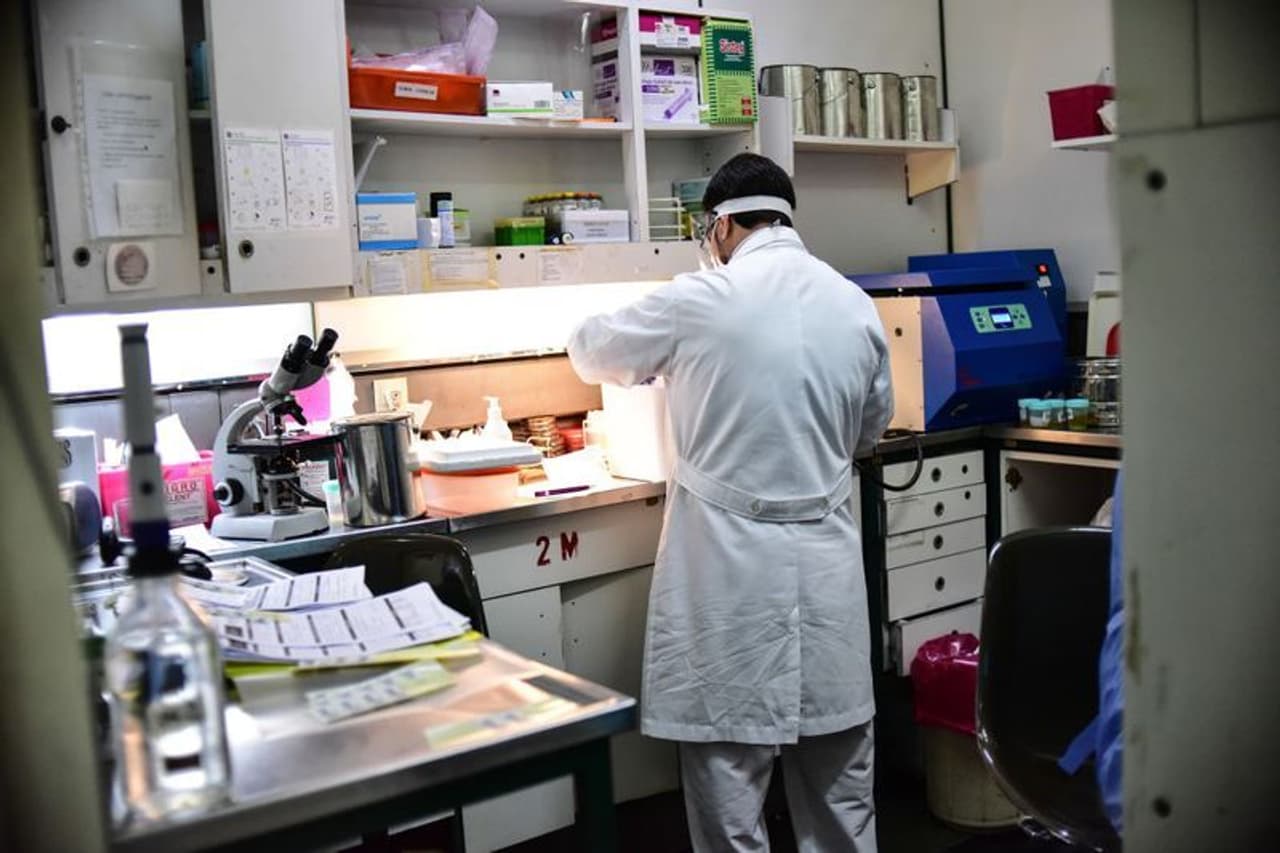 <p>ಕೊರೋನಾಕ್ಕೆ ಲಸಿಕೆ ಕಂಡುಹಿಡಿಯುವ ಆರಂಭಿಕ ಯತ್ನದಲ್ಲಿ ಚೀನಾ ವಿಜ್ಞಾನಿಗಳು ಯಶ ಕಂಡಿದ್ದಾರೆ.</p>