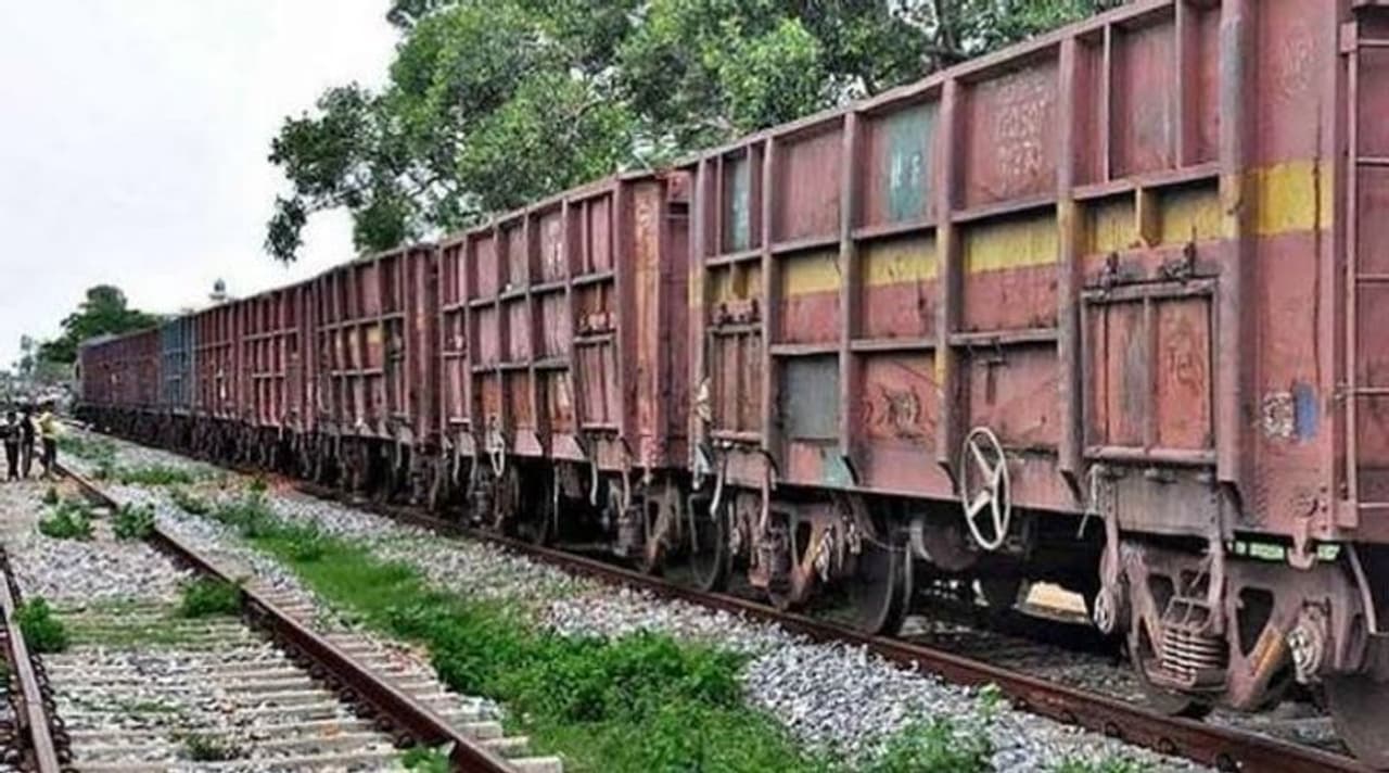 <p>ഔറംഗബാദിനും ജൽനയ്ക്കും ഇടയിൽ കർമാദ് എന്ന പൊലീസ് സ്റ്റേഷൻ പരിധിയിലാണ് അപകടമുണ്ടായിരിക്കുന്നത്.</p> <p>ഔറംഗബാദിനും ജൽനയ്ക്കും ഇടയിൽ കർമാദ് എന്ന പൊലീസ് സ്റ്റേഷൻ പരിധിയിലാണ് അപകടമുണ്ടായിരിക്കുന്നത്.</p>