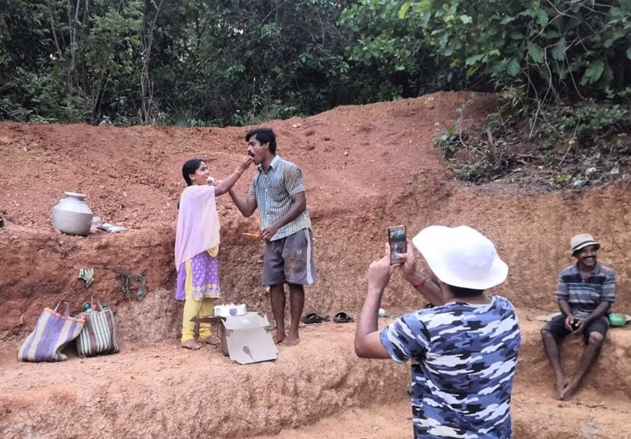 <p>ಸಿನೆಮಾ ಶೂಟಿಂಗ್ ಸ್ಥಳದಲ್ಲಿಯೇ ಸ್ಟಾರ್ ನಟನಟಿಯರ ಹುಟ್ಟುಹಬ್ಬಗಳನ್ನು ಆಚರಿಸುವುದು ನೋಡಿದ್ದೇವೆ. ಆದರೇ ಕಾಮಗಾರಿ ನಡೆಯುತ್ತಿರುವ ಸ್ಥಳದಲ್ಲಿಯೇ ಕಾರ್ಮಿಕ ದಂಪತಿಗಳ ಮದುವೆ ದಿನಾಚರಣೆ ನಡೆಸಿದ್ದನ್ನು ನೋಡಿದ್ದೀರಾ ಇಲ್ಲಿದೆ ನೋಡಿ ಅದೂ ಒಂದಲ್ಲ, ಎರಡೆರಡು ದಂಪತಿಗಳ ಮದುವೆ ವರ್ಷಾಚರಣೆ</p> <p>ಸಿನೆಮಾ ಶೂಟಿಂಗ್ ಸ್ಥಳದಲ್ಲಿಯೇ ಸ್ಟಾರ್ ನಟನಟಿಯರ ಹುಟ್ಟುಹಬ್ಬಗಳನ್ನು ಆಚರಿಸುವುದು ನೋಡಿದ್ದೇವೆ. ಆದರೇ ಕಾಮಗಾರಿ ನಡೆಯುತ್ತಿರುವ ಸ್ಥಳದಲ್ಲಿಯೇ ಕಾರ್ಮಿಕ ದಂಪತಿಗಳ ಮದುವೆ ದಿನಾಚರಣೆ ನಡೆಸಿದ್ದನ್ನು ನೋಡಿದ್ದೀರಾ ಇಲ್ಲಿದೆ ನೋಡಿ ಅದೂ ಒಂದಲ್ಲ, ಎರಡೆರಡು ದಂಪತಿಗಳ ಮದುವೆ ವರ್ಷಾಚರಣೆ</p>