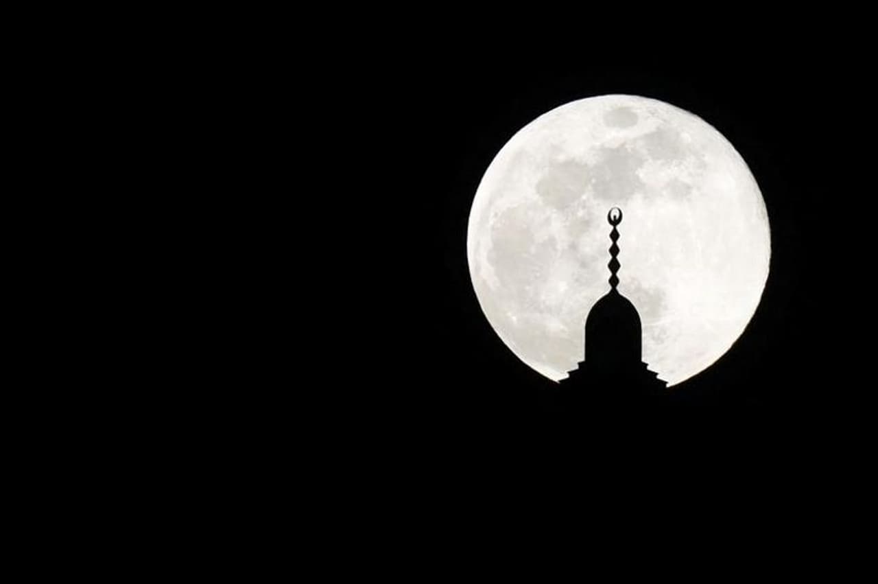 <p><span style="font size:14px;">ജോർദ്ദാനിലെ അമാനിൽ മുസ്ലീം പള്ളിയുടെ മിനാരത്തിന് മുകളിൽ കണ്ട പൂർണ്ണ ചന്ദ്രൻ</span></p> <p><span style="font size:14px;">ജോർദ്ദാനിലെ അമാനിൽ മുസ്ലീം പള്ളിയുടെ മിനാരത്തിന് മുകളിൽ കണ്ട പൂർണ്ണ ചന്ദ്രൻ</span></p>