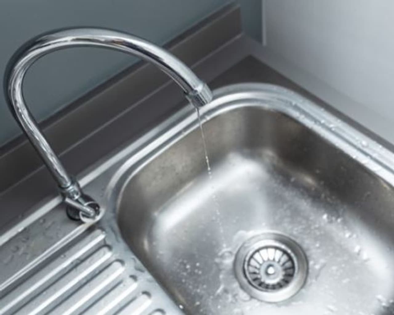 <p><strong>വെള്ളം കെട്ടിനിൽക്കാതെ നോക്കുക:</strong>&nbsp;തറയിലോ ഓടയിലോ വാഷ് ബേസിനിലോ വെള്ളം കെട്ടിനില്‍ക്കുന്നത് പാറ്റകള്‍ക്കും കൊതുകിനുമൊക്കെ വളരാനുള്ള അനുകൂല സാഹചര്യമൊരുക്കും. വെള്ളത്തിന്റെ ചോര്‍ച്ച അടയ്ക്കാനും ശ്രദ്ധിക്കണം.&nbsp;</p>