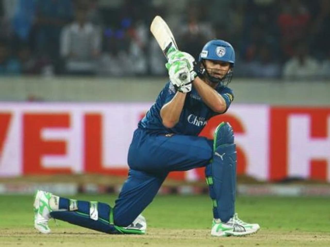 <p><strong>ആദം ഗില്ക്രിസ്റ്റ്</strong></p><p>ഐപിഎല്ലിന് മുമ്പും മുന് ഓസീസ് താരം ആദം ഗില്ക്രിസ്റ്റിന് ഇന്ത്യയില് ആരാധകരുണ്ടായിരുന്നു. ഇന്ത്യയില് മാത്രമല്ല, ലോകമെമ്പാടും ആരാധകരുള്ള താരമാണ് ഗില്ലി. ഐപിഎലില് ഡെക്കാണ് ചാര്ജേഴ്സിന്റെ ക്യാപ്റ്റനായിരുന്നു ഗില്ലി. ഇതോടെ ഇന്ത്യയില് അദ്ദേഹത്തിനുള്ള പ്രചാരം വര്ധിച്ചു. 2009ല് വി വി എസ് ലക്ഷ്മണില് നിന്നാണ് ഗില്ലി ക്യാപ്റ്റന് സ്ഥാനം ഏറ്റെടുത്തത്. ആ വര്ഷം ദക്ഷിണാഫ്രിക്കയില് നടന്ന ഐപിഎല്ലില് ഡക്കാണ് ചാര്ജേഴ്സ് കിരീടം സ്വന്തമാക്കി. രോഹിത് ശര്മ, വേണുഗോപാല് റാവു, ടി സുമന് എന്നിവര് പ്രകടനം നിര്ണായകമായിരുന്നു. 2011ല് കിംഗ്സ് ഇലവന് പഞ്ചാബിന്റെ ക്യാപ്നായി ഗില്ല. എന്നാല് ടീമിനെ കിരീടത്തിലേക്ക് നയിക്കാന് സാധിച്ചില്ല. എങ്കിലും ബാറ്റുകൊണ്ട് തകര്പ്പന് പ്രകടനം പുറത്തെടക്കാന് ഗില്ലിക്ക് സാധിച്ചിരുന്നു.<br /> </p> <p><strong>ആദം ഗില്ക്രിസ്റ്റ്</strong></p><p>ഐപിഎല്ലിന് മുമ്പും മുന് ഓസീസ് താരം ആദം ഗില്ക്രിസ്റ്റിന് ഇന്ത്യയില് ആരാധകരുണ്ടായിരുന്നു. ഇന്ത്യയില് മാത്രമല്ല, ലോകമെമ്പാടും ആരാധകരുള്ള താരമാണ് ഗില്ലി. ഐപിഎലില് ഡെക്കാണ് ചാര്ജേഴ്സിന്റെ ക്യാപ്റ്റനായിരുന്നു ഗില്ലി. ഇതോടെ ഇന്ത്യയില് അദ്ദേഹത്തിനുള്ള പ്രചാരം വര്ധിച്ചു. 2009ല് വി വി എസ് ലക്ഷ്മണില് നിന്നാണ് ഗില്ലി ക്യാപ്റ്റന് സ്ഥാനം ഏറ്റെടുത്തത്. ആ വര്ഷം ദക്ഷിണാഫ്രിക്കയില് നടന്ന ഐപിഎല്ലില് ഡക്കാണ് ചാര്ജേഴ്സ് കിരീടം സ്വന്തമാക്കി. രോഹിത് ശര്മ, വേണുഗോപാല് റാവു, ടി സുമന് എന്നിവര് പ്രകടനം നിര്ണായകമായിരുന്നു. 2011ല് കിംഗ്സ് ഇലവന് പഞ്ചാബിന്റെ ക്യാപ്നായി ഗില്ല. എന്നാല് ടീമിനെ കിരീടത്തിലേക്ക് നയിക്കാന് സാധിച്ചില്ല. എങ്കിലും ബാറ്റുകൊണ്ട് തകര്പ്പന് പ്രകടനം പുറത്തെടക്കാന് ഗില്ലിക്ക് സാധിച്ചിരുന്നു.<br /> </p>