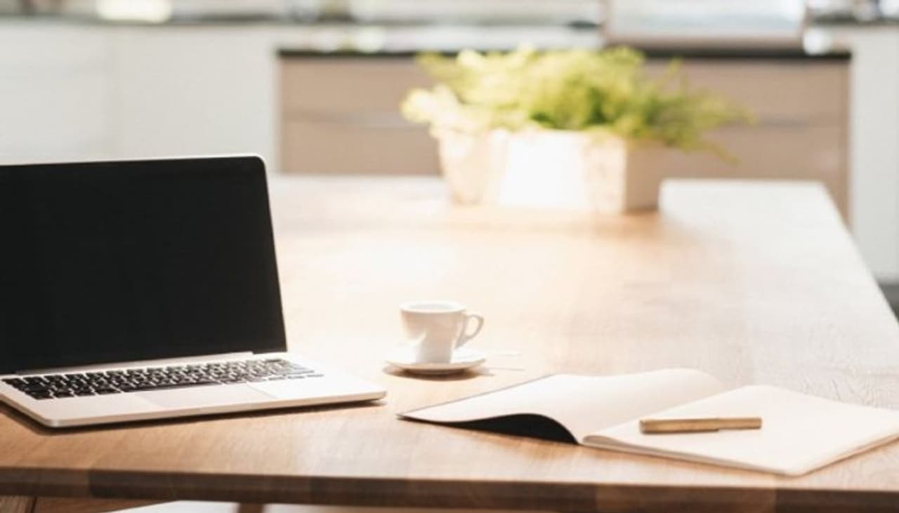 <p> </p><p>വീട്ടില് നമ്മള് കംപ്യൂട്ടര് സ്ഥാപിക്കുന്ന സ്ഥലം വളരെ പ്രധാനമാണ്. ജനാലയ്ക്ക് അഭിമുഖമായി ഇരുന്ന് ജോലി ചെയ്യുന്നതാണ് ഏറ്റവും നല്ലത്. ഇടയ്ക്കിടെ സ്ക്രീനില് നിന്ന് നോട്ടം പുറത്തേക്ക് മാറാനും ഇതുവഴി കഴുത്തിന് അല്പം ആശ്വാസം ലഭിക്കാനും ഈ ഇരിപ്പ് സഹായിക്കും.<br /> </p><p> </p> <p> </p><p>വീട്ടില് നമ്മള് കംപ്യൂട്ടര് സ്ഥാപിക്കുന്ന സ്ഥലം വളരെ പ്രധാനമാണ്. ജനാലയ്ക്ക് അഭിമുഖമായി ഇരുന്ന് ജോലി ചെയ്യുന്നതാണ് ഏറ്റവും നല്ലത്. ഇടയ്ക്കിടെ സ്ക്രീനില് നിന്ന് നോട്ടം പുറത്തേക്ക് മാറാനും ഇതുവഴി കഴുത്തിന് അല്പം ആശ്വാസം ലഭിക്കാനും ഈ ഇരിപ്പ് സഹായിക്കും.<br /> </p><p> </p>