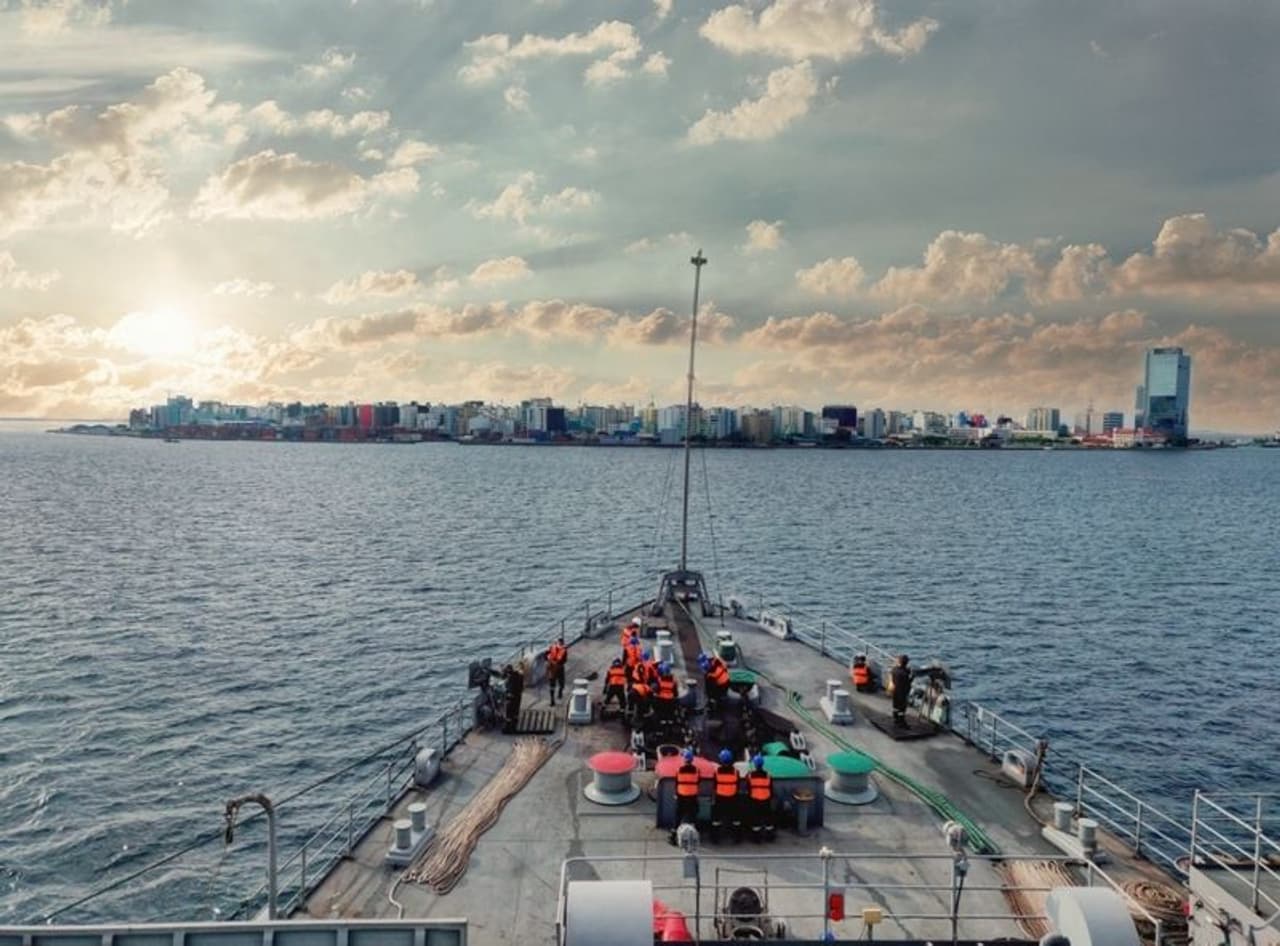 <p>പതിനേഴ് സംസ്ഥാനങ്ങളിൽ നിന്നുള്ള 202 യാത്രാക്കാരുമായാണ് മാലിദ്വീപിൽ നിന്നു ഐഎൻഎസ് മഗർ കൊച്ചി തുറമുഖത്തെത്തുന്നത്.&nbsp;യാത്രക്കാരിൽ 24 സ്ത്രീകളാണ്. ഗർഭിണികളും ചികിത്സയിലുളളവരുമായി 18 പേരും മൂന്നു കുട്ടികളും സംഘത്തിലുണ്ട്.&nbsp;</p>