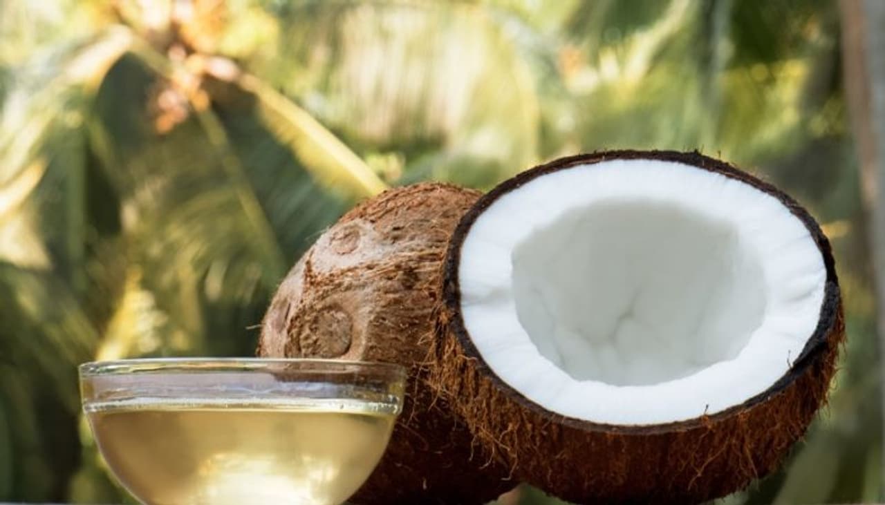 <p>അൽപം വെളിച്ചെണ്ണ വിരൽ തുമ്പിൽ എടുത്ത ശേഷം പുരികത്തിൽ തേച്ച് പിടിപ്പിക്കുന്നത് രക്തയോട്ടം വർധിപ്പിക്കാനും പുരികം കൊഴിഞ്ഞ് പോകാതിരിക്കാനും നല്ലതാണ്. </p> <p>അൽപം വെളിച്ചെണ്ണ വിരൽ തുമ്പിൽ എടുത്ത ശേഷം പുരികത്തിൽ തേച്ച് പിടിപ്പിക്കുന്നത് രക്തയോട്ടം വർധിപ്പിക്കാനും പുരികം കൊഴിഞ്ഞ് പോകാതിരിക്കാനും നല്ലതാണ്. </p>