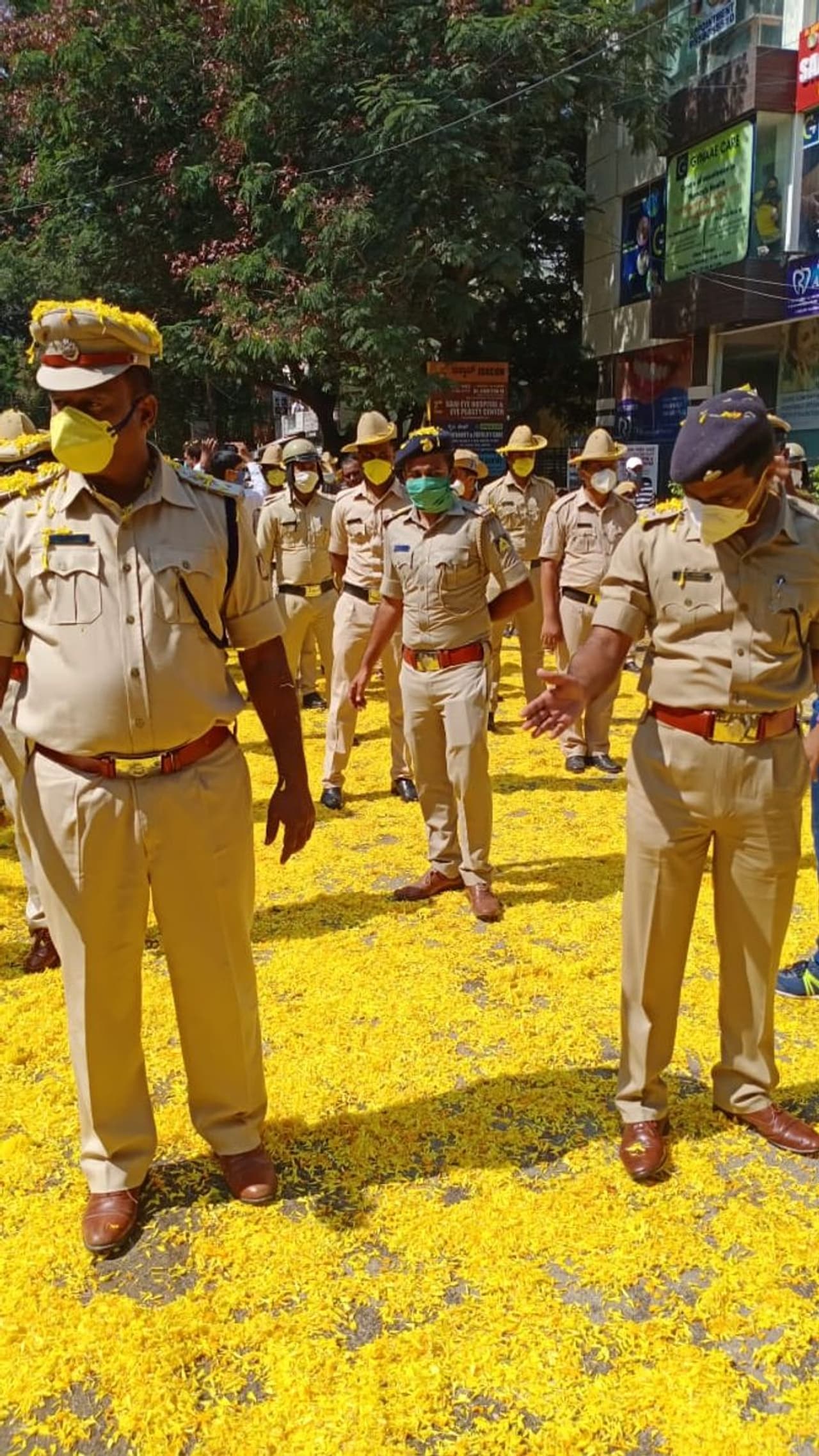 <p>ಜನರ ಆರೋಗ್ಯದ ದೃಷ್ಟಿಯಿಂದ ಕೆಲಸ ಮಾಡುತ್ತಿರುವ ಕೊರೋನಾ ವಾರಿಯರ್ಸ್ಗೆ ಹೂಮಳೆ ಸುರಿಸಿ ಗೌರವ ಸಲ್ಲಿಸಿದ ಸಾರ್ವಜನಿಕರು</p> <p>ಜನರ ಆರೋಗ್ಯದ ದೃಷ್ಟಿಯಿಂದ ಕೆಲಸ ಮಾಡುತ್ತಿರುವ ಕೊರೋನಾ ವಾರಿಯರ್ಸ್ಗೆ ಹೂಮಳೆ ಸುರಿಸಿ ಗೌರವ ಸಲ್ಲಿಸಿದ ಸಾರ್ವಜನಿಕರು</p>