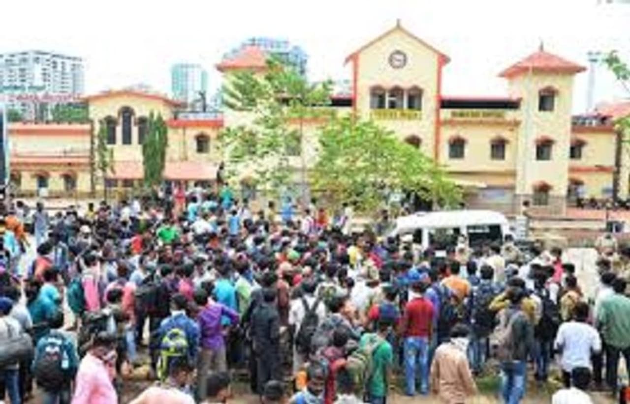 <p>ತಮ್ಮೂರಿಗೆ ತೆರಳಲು ರೈಲು ಸಂಚಾರ ಆರಂಭವಾಗಲಿದೆ ಎಂಬ ವದಂತಿ ನಂಬಿ ಉತ್ತರ ಭಾರತ ಮೂಲದ ಒಂದೂವರೆ ಸಾವಿರಕ್ಕೂ ಹೆಚ್ಚು ಕಾರ್ಮಿಕರು ಶುಕ್ರವಾರ ಬೆಳಗ್ಗೆ ನಗರದ ಸೆಂಟ್ರಲ್‌ ರೈಲು ನಿಲ್ದಾಣದ ಎದುರು ಜಮಾಯಿಸಿ ಆತಂಕ ಸೃಷ್ಟಿಯಾಗಿತ್ತು.</p>