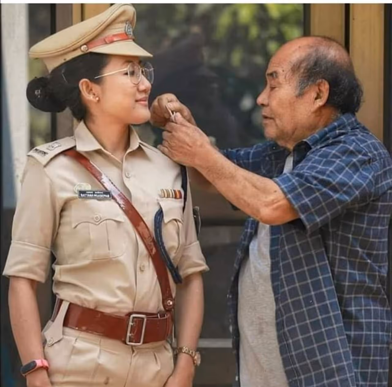 <p>ತಂದೆ ಮಗಳ ಈ ಫೋಟೋ ಸೋಶಿಯಲ್ ಮಿಡಿಯಾದಲ್ಲಿ ಸದ್ಯ ಭಾರೀ ವೈರಲ್ ಆಗಿದ್ದು, ಇದು ಅನೇಕರನ್ನು ಭಾವುಕರನ್ನಾಗಿಸಿದೆ. ಈ ಫೋಟೋ ಶೇರ್ ಮಾಡಿರುವ ಅಮಿತ್ ಪಂಚಾಲ್ ಅನ್ವಯ ಇದು ಮಣಿಪುರದ ರಾಜಧಾನಿ ಇಂಫಾಲಾದ ಮಹಿಳಾ ಡಿಎಸ್ಪಿ ಅವರದ್ದೆಂದು ಹೇಳಲಾಗಿದೆ. ಫೋಟೋದಲ್ಲಿ ಅವರ ತಂದೆ ಬಹಳ ಹೆಮ್ಮೆಯಿಂದ ಮಗಳು ಧರಿಸಿದ್ದ ಸಮವಸ್ತ್ರದ ಮೇಲಿದ್ದ ಸ್ಆರ್ಗಳನ್ನು ನೋಡುತ್ತಿದ್ದಾರೆ.</p> <p>ತಂದೆ ಮಗಳ ಈ ಫೋಟೋ ಸೋಶಿಯಲ್ ಮಿಡಿಯಾದಲ್ಲಿ ಸದ್ಯ ಭಾರೀ ವೈರಲ್ ಆಗಿದ್ದು, ಇದು ಅನೇಕರನ್ನು ಭಾವುಕರನ್ನಾಗಿಸಿದೆ. ಈ ಫೋಟೋ ಶೇರ್ ಮಾಡಿರುವ ಅಮಿತ್ ಪಂಚಾಲ್ ಅನ್ವಯ ಇದು ಮಣಿಪುರದ ರಾಜಧಾನಿ ಇಂಫಾಲಾದ ಮಹಿಳಾ ಡಿಎಸ್ಪಿ ಅವರದ್ದೆಂದು ಹೇಳಲಾಗಿದೆ. ಫೋಟೋದಲ್ಲಿ ಅವರ ತಂದೆ ಬಹಳ ಹೆಮ್ಮೆಯಿಂದ ಮಗಳು ಧರಿಸಿದ್ದ ಸಮವಸ್ತ್ರದ ಮೇಲಿದ್ದ ಸ್ಆರ್ಗಳನ್ನು ನೋಡುತ್ತಿದ್ದಾರೆ.</p>