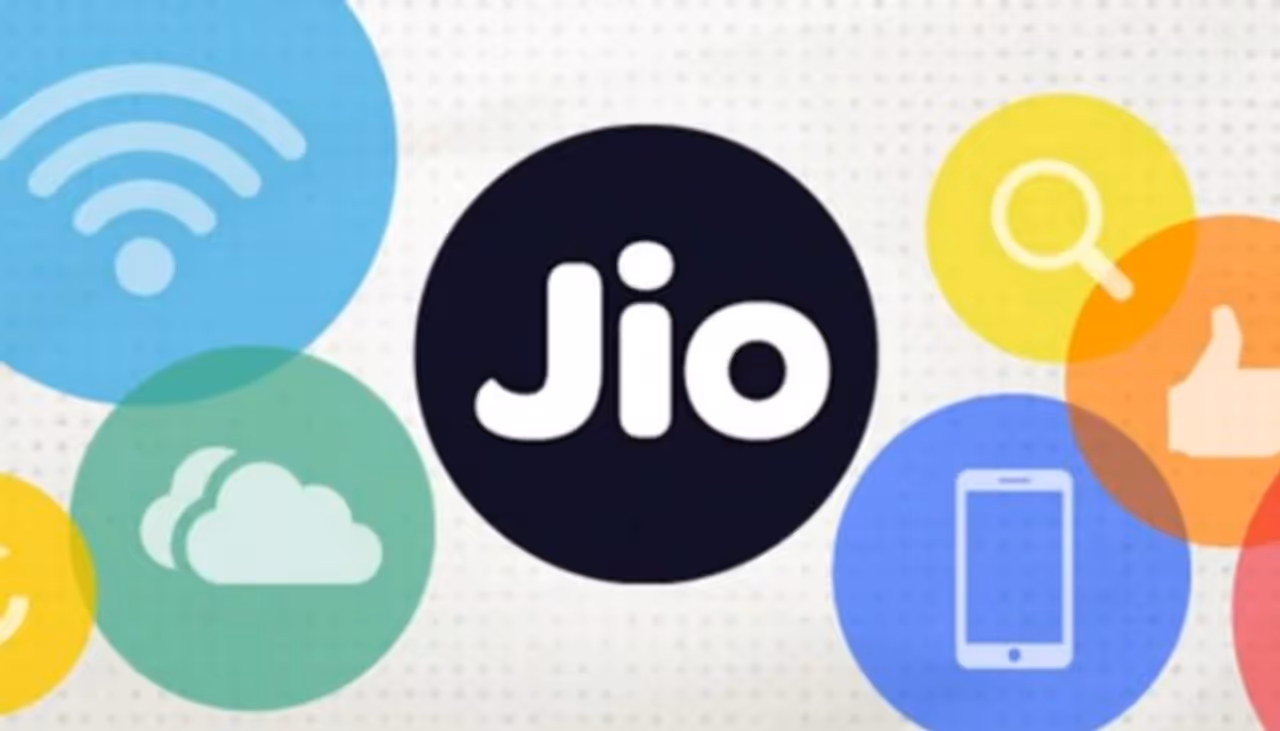 <p>നിലവിലെ പ്ലാന്‍ 2399 രൂപയുടേതാണ്. ജിയോയ്ക്ക് ഇതിനകം 2121 രൂപയുടെ മറ്റൊരു വാര്‍ഷിക പ്ലാന്‍ ഉണ്ട്. ഈ ദീര്‍ഘകാല പ്ലാന്‍ കൂടാതെ, ഡേറ്റ മാത്രം തിരയുന്ന ഉപയോക്താക്കള്‍ക്കായി റിലയന്‍സ് ചില ഡാറ്റനിര്‍ദ്ദിഷ്ട ആഡ്ഓണ്‍ പാക്കുകളും അവതരിപ്പിച്ചു. അത് ഡേറ്റയ്ക്കു വേണ്ടി മാത്രമുള്ളതാണ്. അതിനു മുന്‍പ് ജിയോയുടെ പുതിയ ആനുവല്‍ പ്ലാനിനെക്കുറിച്ച് പറയാം.<br />&nbsp;</p>