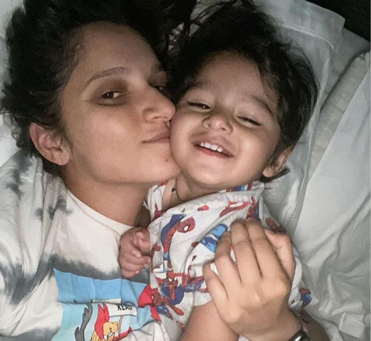 <p>മകന് ഇസാന് മിര്സയുടെ ചിത്രമാണ് ആരാധകരുമായി സാനിയ ഇന്ന് പങ്കുവെച്ചിരിക്കുന്നത്. കുഞ്ഞ് ഇസാനെ കെട്ടിപ്പിടിച്ച് കിടക്കുന്ന ചിത്രത്തിനൊപ്പം ഇപ്പോള് ഞങ്ങള് ഇങ്ങനെയാണ് ഉണരാറ് എന്നൊരു അടിക്കുറിപ്പുമുണ്ട്.</p> <p>മകന് ഇസാന് മിര്സയുടെ ചിത്രമാണ് ആരാധകരുമായി സാനിയ ഇന്ന് പങ്കുവെച്ചിരിക്കുന്നത്. കുഞ്ഞ് ഇസാനെ കെട്ടിപ്പിടിച്ച് കിടക്കുന്ന ചിത്രത്തിനൊപ്പം ഇപ്പോള് ഞങ്ങള് ഇങ്ങനെയാണ് ഉണരാറ് എന്നൊരു അടിക്കുറിപ്പുമുണ്ട്.</p>