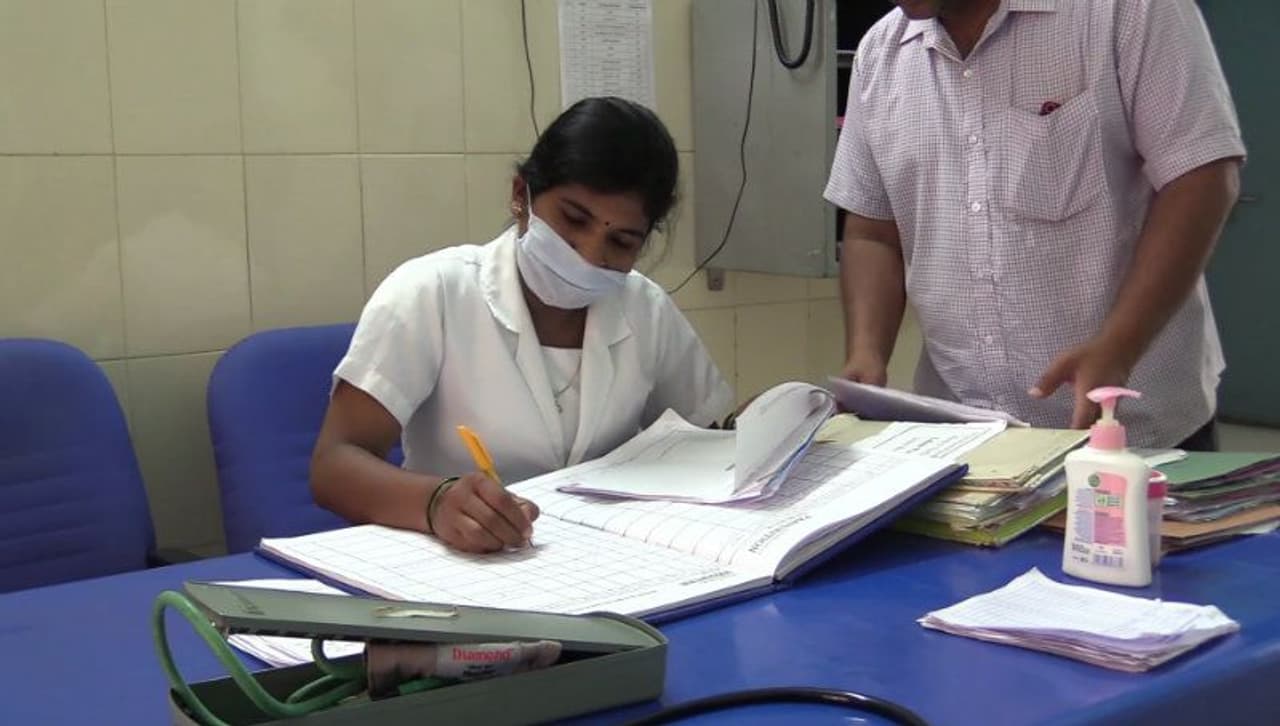 <p>ಈ ಕೊರೋನಾ ಭೀತಿಯ ನಡುವೆಯೇ 9ತಿಂಗ್ಳು ಗರ್ಭಿಣಿಯಾಗಿರುವ ಈ ವೈದ್ಯಕೀಯ ಸಿಬ್ಬಂದಿ ತಮ್ಮ ಸಂಕಷ್ಟವನ್ನೆಲ್ಲ ಮರೆತು ಜನಸೇವೆಯೇ ಜನಾರ್ಧನ ಸೇವೆ ಎನ್ನುವಂತೆ ರೋಗಿಗಳ ಸೇವೆ ಮತ್ತು ಅವರ ಆರೈಕೆಯಲ್ಲಿ ತೊಡಗಿಕೊಂಡಿದ್ದಾರೆ.</p>