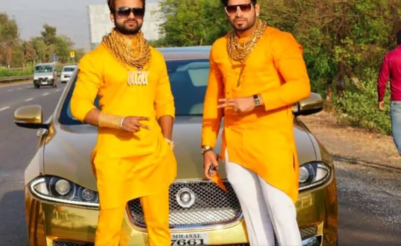 <p>ಸನ್ನಿ ವಾಗ್ಚೌರೆ ಶ್ರೀಮಂತ ಉದ್ಯಮಿ, ಈತನ ಗೆಳೆಯ ಸಂಜಯ್ ಗುಜಾರ್ ಕೂಡ ಉದ್ಯಮಿ</p> <p>ಸನ್ನಿ ವಾಗ್ಚೌರೆ ಶ್ರೀಮಂತ ಉದ್ಯಮಿ, ಈತನ ಗೆಳೆಯ ಸಂಜಯ್ ಗುಜಾರ್ ಕೂಡ ಉದ್ಯಮಿ</p>