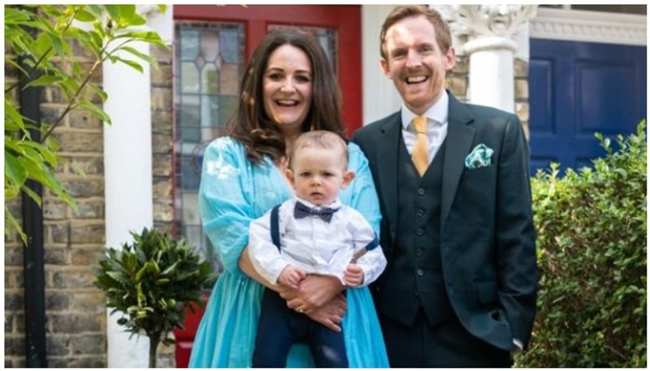 <p>ഒരു പിക്നിക്കിനോ ആഘോഷപരിപാടിക്കോ പോകാന് ഒരുങ്ങുന്ന പോലെ തയ്യാറാകാന് അയല്വാസികളോട് റോബിന് സിന്ഹ ആവശ്യപ്പെടുകയായിരുന്നു. റോബിന്റെ ആവശ്യം വളരെ സ്നേഹത്തോടെ സ്വീകരിച്ച അയല്ക്കാര് മനോഹരമായ വസ്ത്രങ്ങളണിഞ്ഞ് വീടുകളുടെ മുന്നിലെത്തി. </p> <p>ഒരു പിക്നിക്കിനോ ആഘോഷപരിപാടിക്കോ പോകാന് ഒരുങ്ങുന്ന പോലെ തയ്യാറാകാന് അയല്വാസികളോട് റോബിന് സിന്ഹ ആവശ്യപ്പെടുകയായിരുന്നു. റോബിന്റെ ആവശ്യം വളരെ സ്നേഹത്തോടെ സ്വീകരിച്ച അയല്ക്കാര് മനോഹരമായ വസ്ത്രങ്ങളണിഞ്ഞ് വീടുകളുടെ മുന്നിലെത്തി. </p>