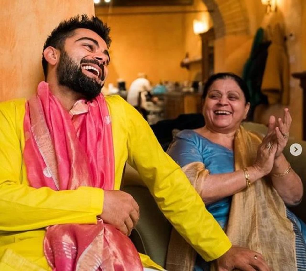 <p><strong>വിരാട് കോലി</strong></p><p>അമ്മയുടെ കൂടെയുള്ള രണ്ട് ചിത്രങ്ങള്‍ പങ്കുവച്ചാണ് ഇന്ത്യന്‍ ക്യാപ്റ്റന്‍ വിരാട് കോലി ആശംസ അറിയിച്ചത്. ഇന്‍സ്റ്റഗ്രാം അക്കൗണ്ട് വഴിയായിരുന്നു ആശംസകള്‍. ഇപ്പോള്‍ ഭാര്യ അനുഷ്‌ക ശര്‍മയ്‌ക്കൊപ്പം മുംബൈയിലാണ് കോലി.<br />&nbsp;</p>