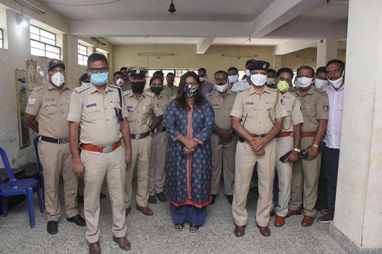 <p>ತಿಂಗಳುಗಳಿಂದ ಜೀವದ ಹಂಗು ತೊರೆದು, ಕೊರೋನಾ ತಡೆಗಟ್ಟುವಲ್ಲಿ ಶ್ರಮಿಸುತ್ತಿರುವ ಪೊಲೀಸ್ ಸಿಬ್ಬಂದಿಗೆ ನಿರ್ಮಾಪಕಿ, ನಿರ್ದೇಶಕಿ, ನಟಿ ಶ್ರುತಿ ನಾಯ್ಡು ವಿಶೇಷವಾಗಿ ಕೃತಜ್ಞತೆ ಹೇಳಿದ್ದಾರೆ.</p> <p>ತಿಂಗಳುಗಳಿಂದ ಜೀವದ ಹಂಗು ತೊರೆದು, ಕೊರೋನಾ ತಡೆಗಟ್ಟುವಲ್ಲಿ ಶ್ರಮಿಸುತ್ತಿರುವ ಪೊಲೀಸ್ ಸಿಬ್ಬಂದಿಗೆ ನಿರ್ಮಾಪಕಿ, ನಿರ್ದೇಶಕಿ, ನಟಿ ಶ್ರುತಿ ನಾಯ್ಡು ವಿಶೇಷವಾಗಿ ಕೃತಜ್ಞತೆ ಹೇಳಿದ್ದಾರೆ.</p>