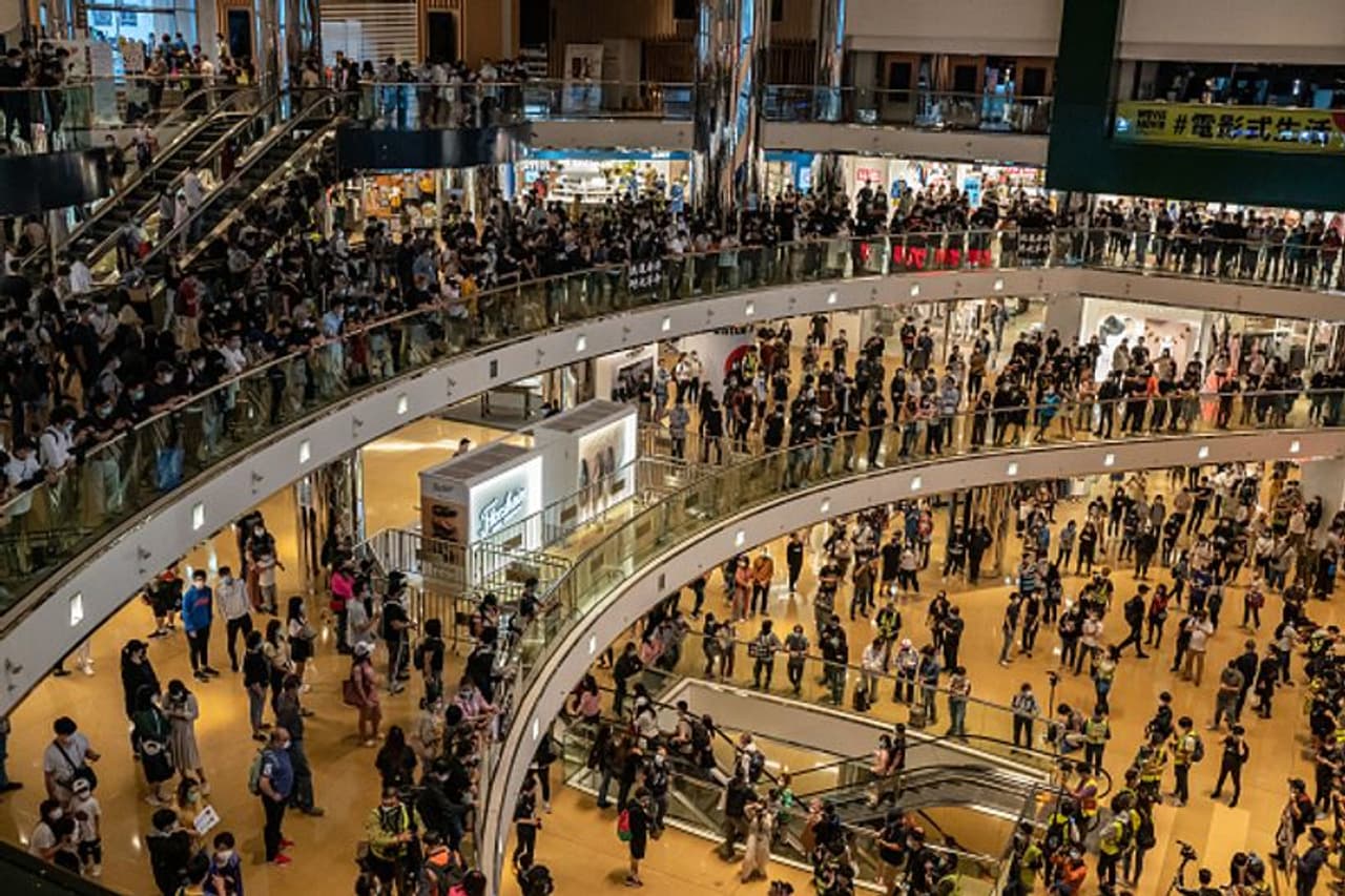 <p>ലോക്ഡൗണിനിടെ ലോകം വീട്ടിലിരിക്കുന്ന സമയത്തും ഹോങ്കോംഗിന് മേല് കടുത്ത നിയമനിര്മ്മാണം നടത്തുകയായിരുന്നു ചൈനീസ് ഭരണകൂടം. ഇതോടെ ഹോങ്കോംഗിലെ നിരവധി പേര് കഴിഞ്ഞ ദിവസം പൊലീസ് പ്രതിരോധങ്ങളെ അവഗണിച്ച് മാളുകളില് ഒത്തു കൂടി. </p> <p>ലോക്ഡൗണിനിടെ ലോകം വീട്ടിലിരിക്കുന്ന സമയത്തും ഹോങ്കോംഗിന് മേല് കടുത്ത നിയമനിര്മ്മാണം നടത്തുകയായിരുന്നു ചൈനീസ് ഭരണകൂടം. ഇതോടെ ഹോങ്കോംഗിലെ നിരവധി പേര് കഴിഞ്ഞ ദിവസം പൊലീസ് പ്രതിരോധങ്ങളെ അവഗണിച്ച് മാളുകളില് ഒത്തു കൂടി. </p>