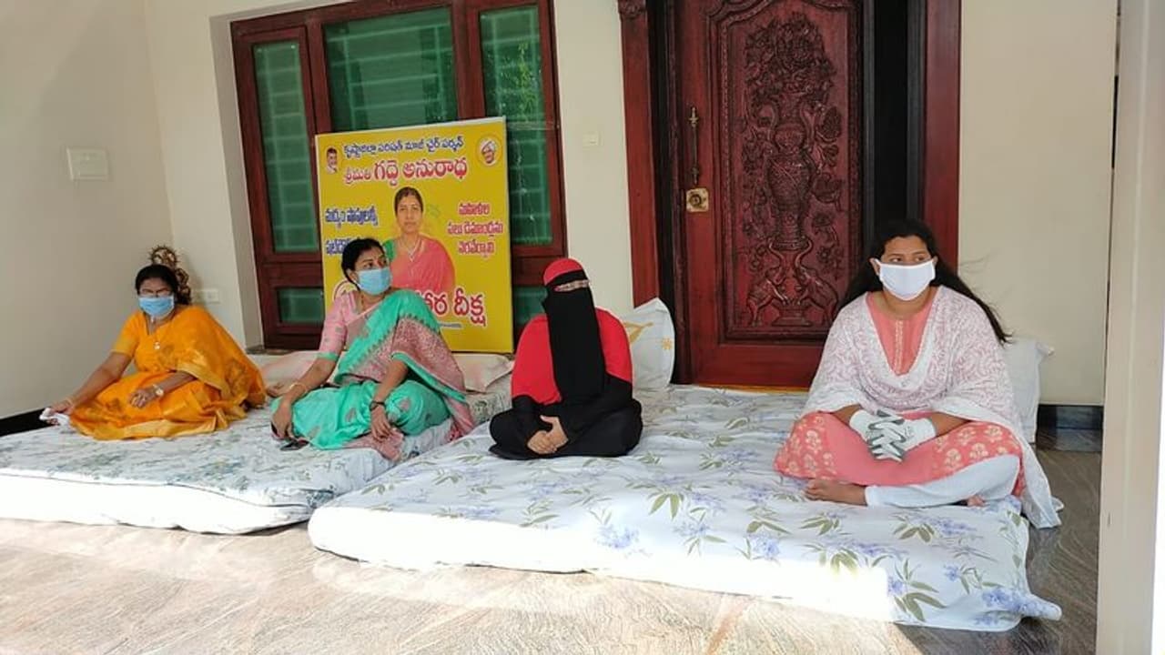 <p>విజయవాడ: ఆంధ్ర ప్రదేశ్ లో ఓ వైపు రోజురోజుకు కరోనా విజృంభిస్తున్నా ప్రజల ప్రాణాలను గాలికొదిలేసిన ముఖ్యమంత్రి జగన్ మద్యం అమ్మకాలను ప్రారంభించారని టిడిపి నాయకురాలు కేశినేని శ్వేత ఆరోపించారు. కేవలం జే ట్యాక్స్ వసూళ్ళ కోసమే వైన్ షాప్స్ ను ఓపెన్ చేసి మద్యాన్ని విక్రయిస్తున్నారని మండిపడ్డారు. </p> <p>విజయవాడ: ఆంధ్ర ప్రదేశ్ లో ఓ వైపు రోజురోజుకు కరోనా విజృంభిస్తున్నా ప్రజల ప్రాణాలను గాలికొదిలేసిన ముఖ్యమంత్రి జగన్ మద్యం అమ్మకాలను ప్రారంభించారని టిడిపి నాయకురాలు కేశినేని శ్వేత ఆరోపించారు. కేవలం జే ట్యాక్స్ వసూళ్ళ కోసమే వైన్ షాప్స్ ను ఓపెన్ చేసి మద్యాన్ని విక్రయిస్తున్నారని మండిపడ్డారు. </p>