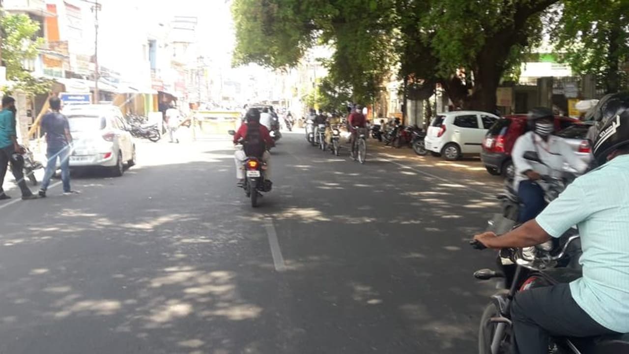 <p>கொரோனா அச்சம் நடுவே... முகத்தில் மாஸ்க்கோடு வெளியே வந்த மக்கள்</p>