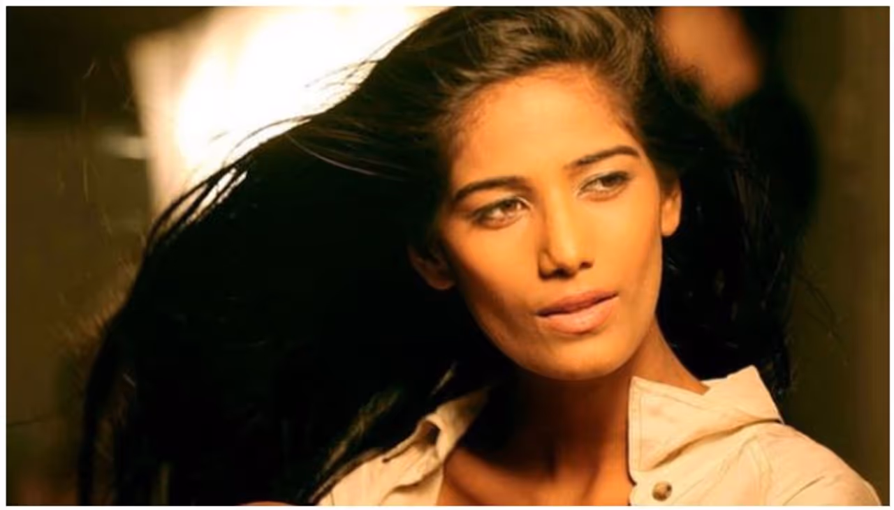 <p>ಪೂನಂ ಪಾಂಡೆ ದೀರ್ಘಕಾಲದ ಗೆಳೆಯನೊಂದಿಗೆ ನಿಶ್ಚಿತಾರ್ಥ ಮಾಡಿಕೊಂಡಿದ್ದಾರೆ ಎಂಬ ಸುದ್ದಿ ವೈರಲ್‌ ಆಗುತ್ತಿದೆ.</p>