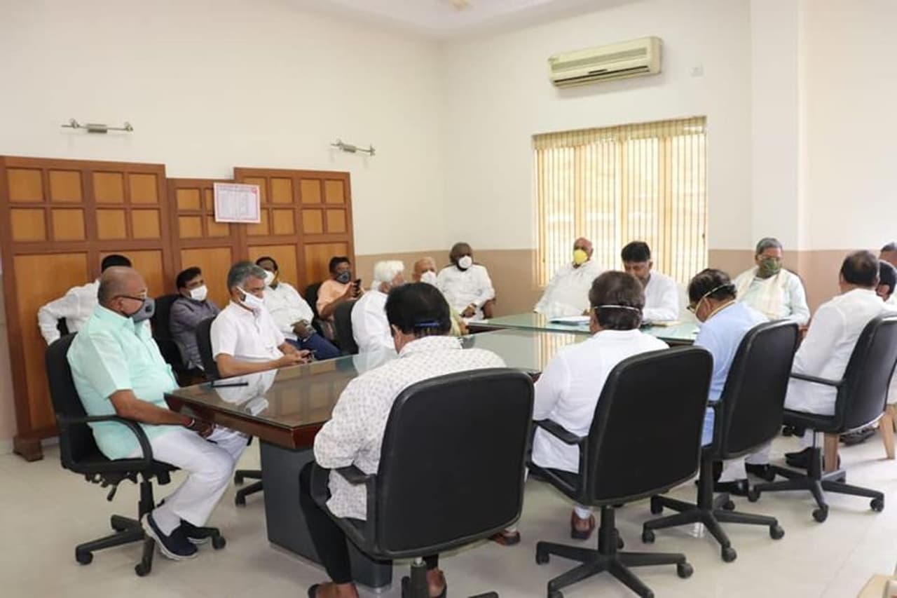 <p>ಸೋಮವಾರ ಕೆಪಿಸಿಸಿ ಕಚೇರಿಯಲ್ಲಿ ಕಾಂಗ್ರೆಸ್ ಮುಖಂಡರ ಮಹತ್ವದ ಸಭೆ ನಡೆಸಿದ್ದು ಹಲವು ವಿಚಾರಗಳ ಕುರಿತಾಗಿ ಚರ್ಚೆ ನಡೆಸಲಾಯಿತು.</p> <p>ಸೋಮವಾರ ಕೆಪಿಸಿಸಿ ಕಚೇರಿಯಲ್ಲಿ ಕಾಂಗ್ರೆಸ್ ಮುಖಂಡರ ಮಹತ್ವದ ಸಭೆ ನಡೆಸಿದ್ದು ಹಲವು ವಿಚಾರಗಳ ಕುರಿತಾಗಿ ಚರ್ಚೆ ನಡೆಸಲಾಯಿತು.</p>