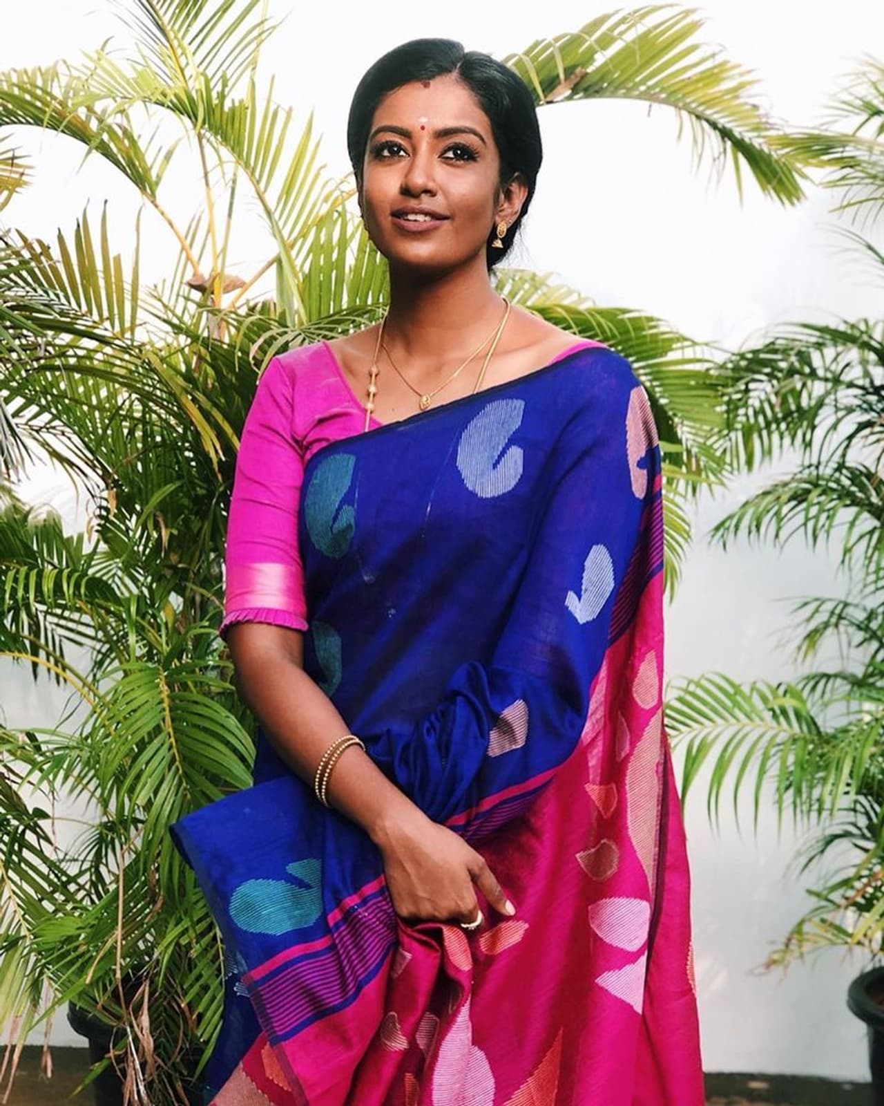 <p>விஜய் தொலைக்காட்சியில் ஒளிபரப்பாகி வரும் பாரதி கண்ணம்மா சீரியலுக்கு எப்போதும் தனி ரசிகர்கள் பட்டாளம். பல கொரியன் தொடரை டப் செய்து வரும் தொலைக்காட்சிக்கு மத்தியில் “கிருஷ்ணகோலி’’ என்ற வங்காள சீரியலை தழுவி இந்த சீரியல் எடுக்கப்பட்டு வருகிறது.<br /> </p> <p>விஜய் தொலைக்காட்சியில் ஒளிபரப்பாகி வரும் பாரதி கண்ணம்மா சீரியலுக்கு எப்போதும் தனி ரசிகர்கள் பட்டாளம். பல கொரியன் தொடரை டப் செய்து வரும் தொலைக்காட்சிக்கு மத்தியில் “கிருஷ்ணகோலி’’ என்ற வங்காள சீரியலை தழுவி இந்த சீரியல் எடுக்கப்பட்டு வருகிறது.<br /> </p>