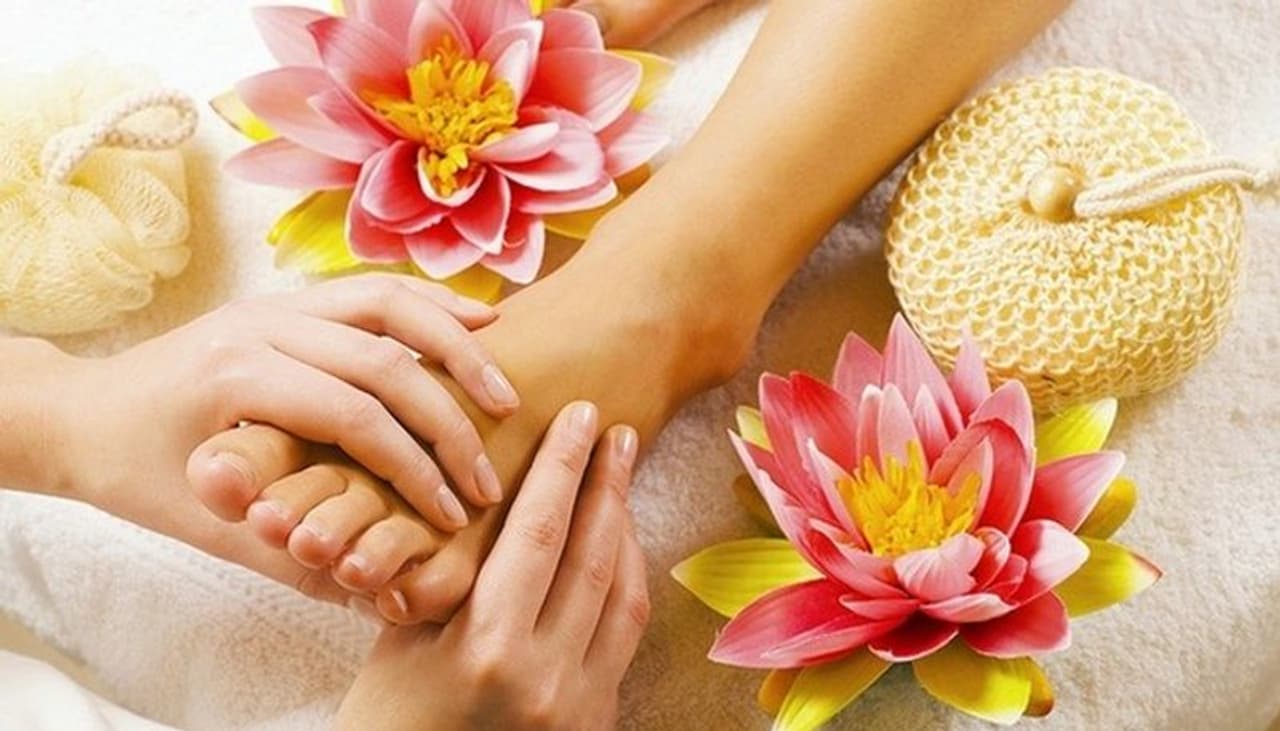 <p>ഒരു സ്‌പൂൺ കസ്‌തൂരി മഞ്ഞൾ, രണ്ട്&nbsp;സ്‌പൂൺ ചെറുപയർ പൊടി, അരക്കപ്പ് തൈര് എന്നിവ ചേർത്ത് കുഴമ്പാക്കി ഒരു മണിക്കൂർ നേരം കാലിൽ പുരട്ടി വച്ചതിന് ശേഷം കഴുകിക്കളയുക. ഇങ്ങനെ ദിവസവും ചെയ്യുന്നത്&nbsp;പാദങ്ങള്‍ മനോഹരമാക്കാന്‍ സഹായിക്കും.&nbsp;<br />&nbsp;</p>