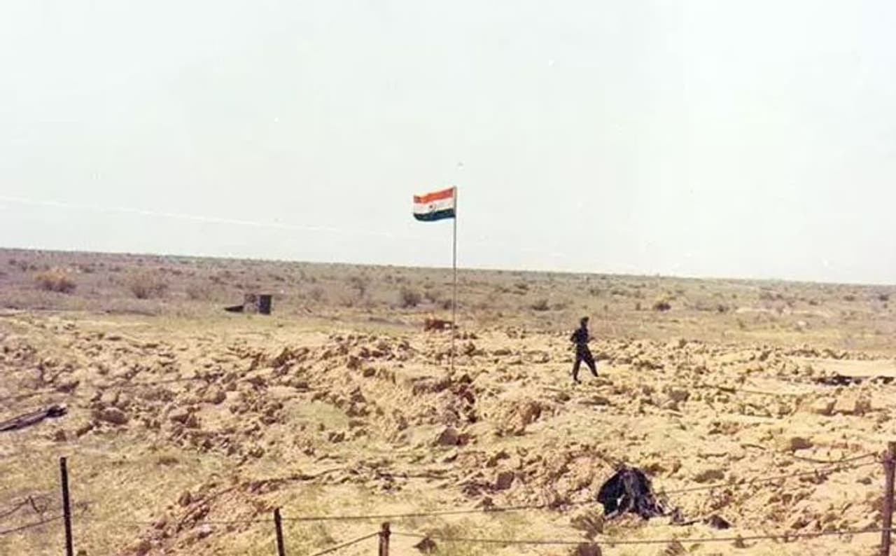 <p>രാജസ്ഥാനിലെ ജയ്സാൽമീർ മുനിസിപ്പാലിറ്റിയിൽപ്പെട്ട പ്രദേശമാണ് പൊഖ്റാൻ. പൊഖ്റാൻ എന്ന വാക്കിന്റെ അർഥം അഞ്ച് മരീചികകളുള്ള സ്ഥലം എന്നാണ്. </p> <p>രാജസ്ഥാനിലെ ജയ്സാൽമീർ മുനിസിപ്പാലിറ്റിയിൽപ്പെട്ട പ്രദേശമാണ് പൊഖ്റാൻ. പൊഖ്റാൻ എന്ന വാക്കിന്റെ അർഥം അഞ്ച് മരീചികകളുള്ള സ്ഥലം എന്നാണ്. </p>