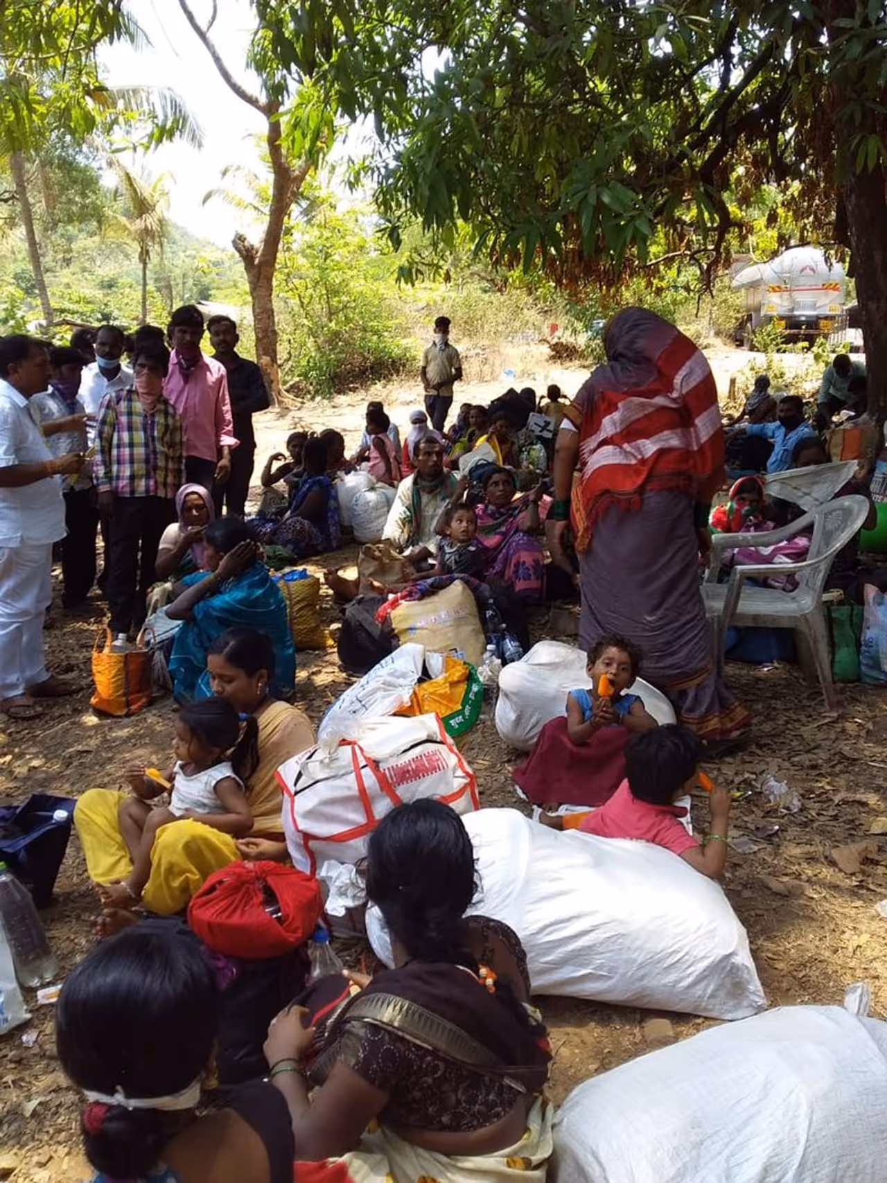 <p>ಮತ್ತಷ್ಟು ಕಾರ್ಮಿಕರನ್ನ ಕರೆತರಲು ಗೋವಾಗೆ ಹೋದ ಶಾಸಕ ನಡಹಳ್ಳಿ ಪ್ರತಿನಿಧಿ ಸೋಮನಗೌಡ ಕವಡಿಮಟ್ಟಿ</p>