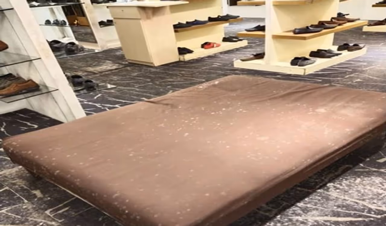 <p>ಸೋಶಿಯಲ್ ಮೀಡಿಯಾದಲ್ಲಿ ಸಬಾಹ್ನ ಈ ಶಾಪ್ನಲ್ಲಿ ಕೆಲಸ ಮಾಡುವ ವ್ಯಕ್ತಿ ಕೆಲ ಫೋಟೋಗಳನ್ನು ಶೇರ್ ಮಾಡಿಕೊಂಡಿದ್ದಾರೆ. ಪುಟ್ಟ ಮಾಲ್ನಲ್ಲಿರುವ ಈ ಶಾಪ್ ಸ್ಥಿತಿ ಲಾಕ್ಡೌನ್ ವೇಳೆ ಹದಗೆಟ್ಟಿದೆ.</p> <p>ಸೋಶಿಯಲ್ ಮೀಡಿಯಾದಲ್ಲಿ ಸಬಾಹ್ನ ಈ ಶಾಪ್ನಲ್ಲಿ ಕೆಲಸ ಮಾಡುವ ವ್ಯಕ್ತಿ ಕೆಲ ಫೋಟೋಗಳನ್ನು ಶೇರ್ ಮಾಡಿಕೊಂಡಿದ್ದಾರೆ. ಪುಟ್ಟ ಮಾಲ್ನಲ್ಲಿರುವ ಈ ಶಾಪ್ ಸ್ಥಿತಿ ಲಾಕ್ಡೌನ್ ವೇಳೆ ಹದಗೆಟ್ಟಿದೆ.</p>