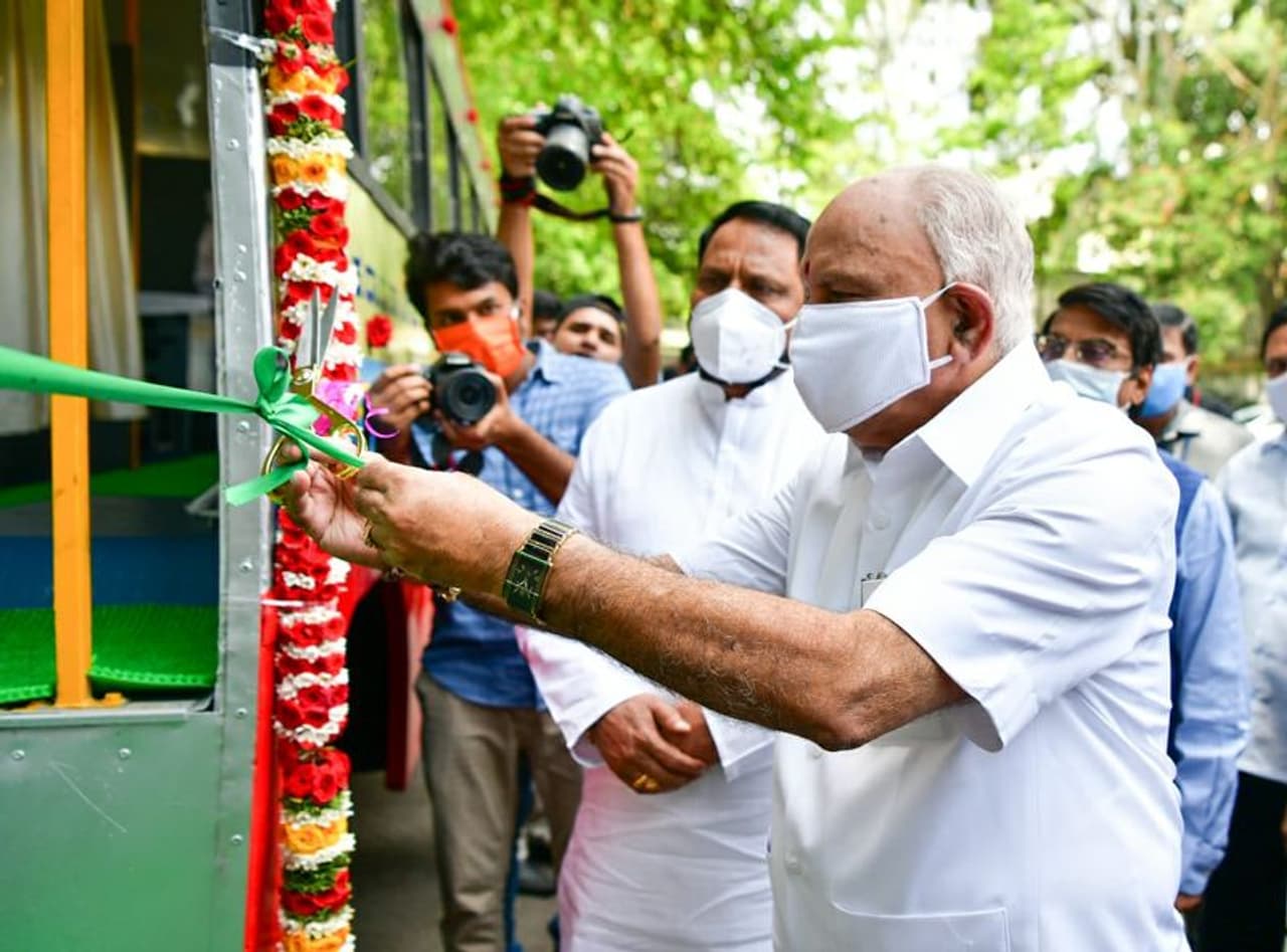 <p>ಕೊರೋನಾ ಹೆಚ್ಚಾಗುತ್ತಿರುವುದರಿಂದ ಮುಖ್ಯಮಂತ್ರಿ ಬಿ.ಎಸ್. ಯಡಿಯೂರಪ್ಪ ಅವರು ಕೋವಿಡ್ 19 ಸಂಚಾರಿ ಫೀವರ್ ಕ್ಲಿನಿಕ್ಗೆ ಚಾಲನೆ ನೀಡಿದರು.</p> <p>ಕೊರೋನಾ ಹೆಚ್ಚಾಗುತ್ತಿರುವುದರಿಂದ ಮುಖ್ಯಮಂತ್ರಿ ಬಿ.ಎಸ್. ಯಡಿಯೂರಪ್ಪ ಅವರು ಕೋವಿಡ್ 19 ಸಂಚಾರಿ ಫೀವರ್ ಕ್ಲಿನಿಕ್ಗೆ ಚಾಲನೆ ನೀಡಿದರು.</p>