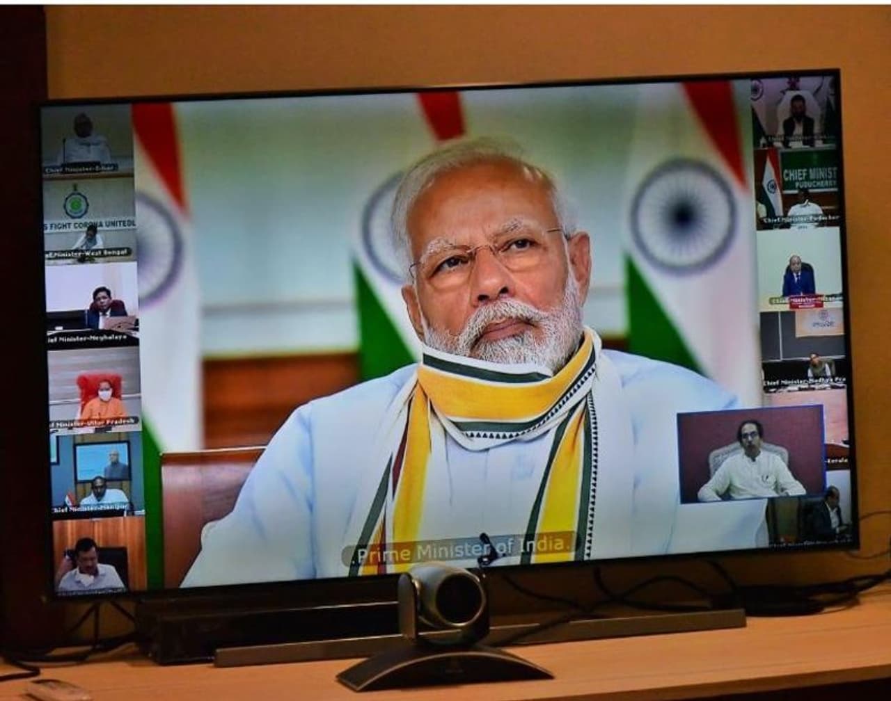 <p>വിവിധ സംസ്ഥാനങ്ങൾക്ക് ഗ്രീൻ, ഓറഞ്ച്, റെഡ് സോണുകൾ നിർണയിക്കാൻ അനുമതിയുണ്ടാകും. ഇത്തരത്തിൽ സോണുകളുടെ പട്ടിക തയ്യാറാക്കി 15 ാം തീയതിക്ക് മുമ്പ് നൽകാൻ സംസ്ഥാനങ്ങളോട് കേന്ദ്രസർക്കാർ നിർദേശം നൽകിയിട്ടുണ്ട്.</p>