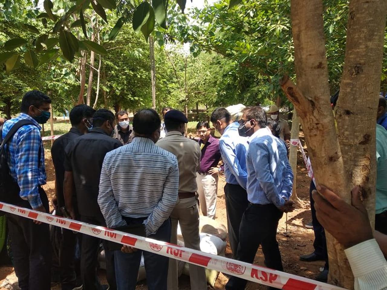 <p>ಕನ​ಕ​ಪುರ<strong> </strong>ತಾಲೂ​ಕಿನ ಉಯ್ಯಂಬಳ್ಳಿ ಹೋಬಳಿಯ ಕಾವೇರಿ ವನ್ಯ​ಜೀವಿ ಧಾಮದ ಸಂಗಮ ವಲಯ ಅರಣ್ಯ ವ್ಯಾಪ್ತಿಯ ಬೊಮ್ಮ​ಸಂದ್ರದಲ್ಲಿ ಆರು ಲಾಂಚರ್‌ಗಳು ಪತ್ತೆ​ಯಾ​ಗಿವೆ. ಇವು​ಗ​ಳಲ್ಲಿ ಆರು ಸ್ಫೋಟ​ಗೊಂಡಿದ್ದು, ಒಂದು ಸಜೀ​ವ​ವಾ​ಗಿದೆ.</p>