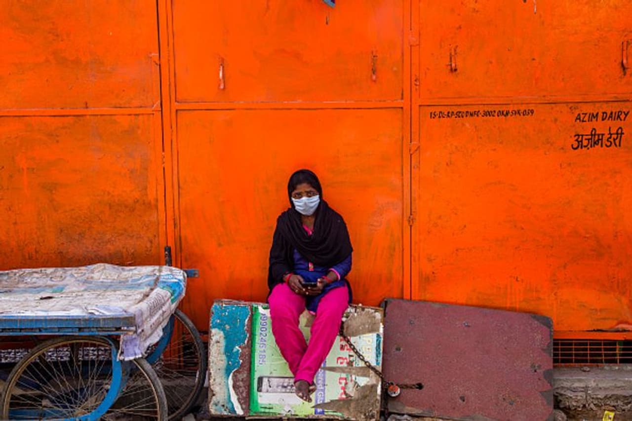 <p>രാജ്യത്ത് മെയ് 17 ന് മൂന്നാം ഘട്ടത്തിന് ശേഷം ലോക്ക്ഡൗൺ വീണ്ടും നീട്ടിയാൽ, നിയന്ത്രണങ്ങൾ സംസ്ഥാനങ്ങൾ തീരുമാനിക്കട്ടെയെന്ന് പ്രധാനമന്ത്രി നരേന്ദ്രമോദി. </p> <p>രാജ്യത്ത് മെയ് 17 ന് മൂന്നാം ഘട്ടത്തിന് ശേഷം ലോക്ക്ഡൗൺ വീണ്ടും നീട്ടിയാൽ, നിയന്ത്രണങ്ങൾ സംസ്ഥാനങ്ങൾ തീരുമാനിക്കട്ടെയെന്ന് പ്രധാനമന്ത്രി നരേന്ദ്രമോദി. </p>