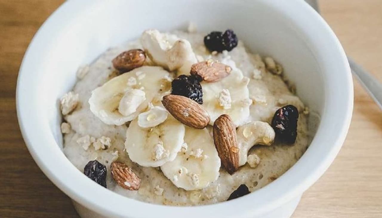 <p>&nbsp;</p><p>'ബ്രേക്ക്ഫാസ്റ്റ്' ആരോഗ്യത്തിന്റെ അടിസ്ഥാനമാണല്ലോ. പലരും വൈകി ഉറങ്ങുന്നതിനാലും &nbsp;വൈകി എഴുന്നേല്‍ക്കുന്നതിനാലും രാവിലത്തെ പാചകത്തിന് മടിയായതിനാലും 'ബ്രേക്ക്ഫാസ്റ്റ്' വേണ്ടെന്ന് വയ്ക്കുന്നുണ്ട്. ഇത് ഒട്ടും നല്ലതല്ല. അല്‍പം ഓട്ട്‌സ് തലേന്ന് രാത്രി പാലില്‍ മുക്കിവച്ചത് രാവിലെ പുറത്തെടുത്ത് എന്തെങ്കിലും ഫ്രൂട്ട്‌സ് അരിഞ്ഞത് കൂടി ചേര്‍ത്താല്‍ വളരെ 'ഹെല്‍ത്തി' ആയ 'ബ്രേക്ക്ഫാസ്റ്റായി'. ജോലിയും കുറവ് ശരീരം സുരക്ഷിതവുമാകും.<br />&nbsp;</p><p>&nbsp;</p>