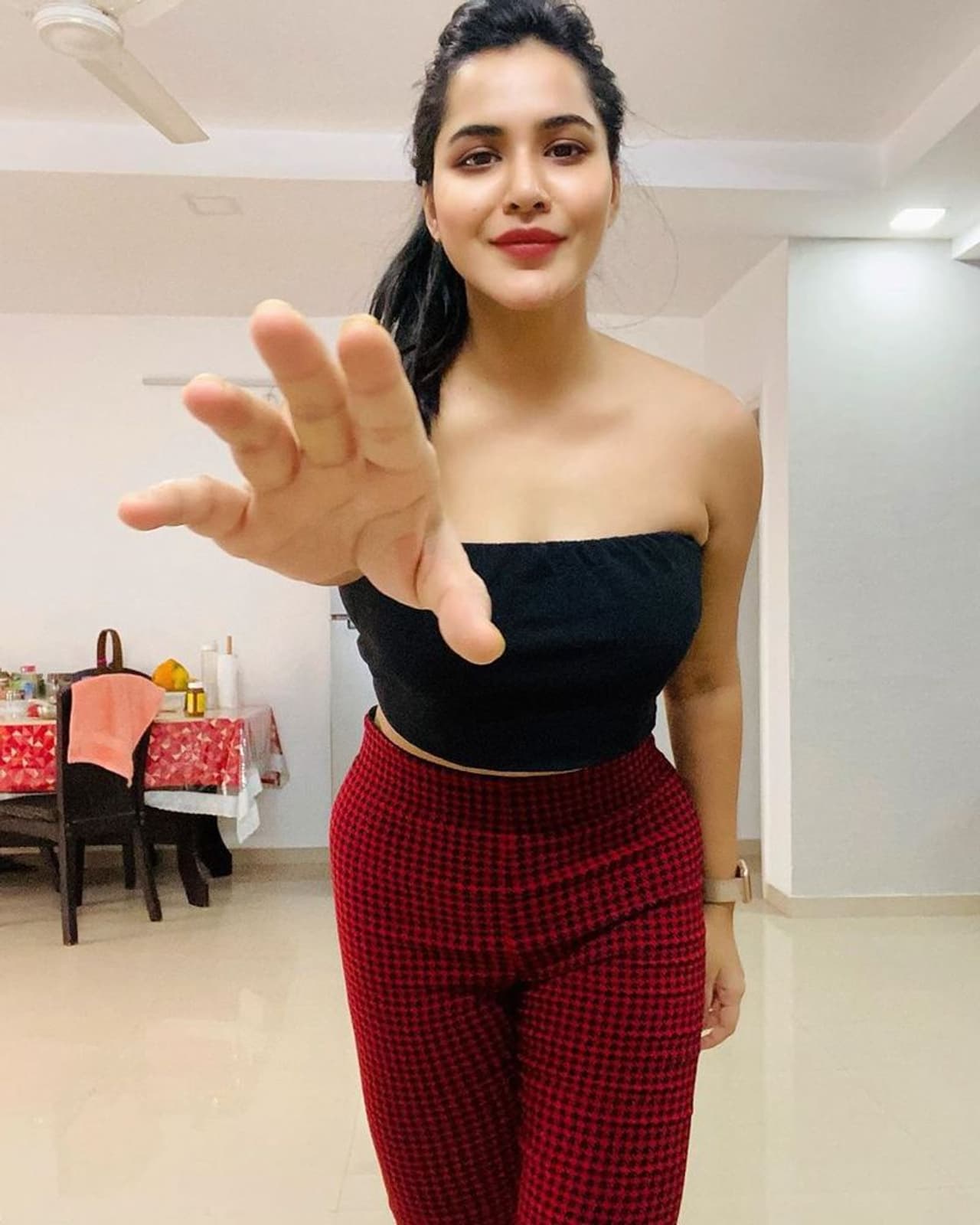 <p>(Courtesy: Instagram) అషు రెడ్డి సోషల్ మీడియాలో క్రేజ్ తెచ్చుకుంది. </p> <p>(Courtesy: Instagram) అషు రెడ్డి సోషల్ మీడియాలో క్రేజ్ తెచ్చుకుంది. </p>