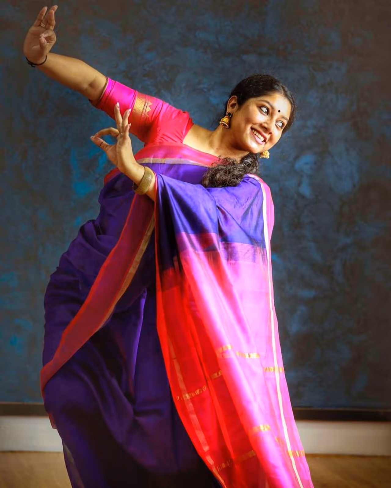 <p>సోషల్ మీడియా వచ్చాక ప్రజలకు సమాచారం వేంగంగా తెలిసిపోతోంది. అన్ని రంగాల ప్రజలు, సెలెబ్రిటీలు సోషల్ మీడియాని ఉపయోగిస్తున్నారు. చాలా మంది సోషల్ మీడియాని దుర్వినియోగం చేస్తూ సైబర్ నేరాలకు పాల్పడుతున్నారు. కొందరు ఆకతాయిల వల్ల సెలెబ్రిటీలు ఇబ్బందులు ఎదుర్కొంటున్నారు. </p> <p>సోషల్ మీడియా వచ్చాక ప్రజలకు సమాచారం వేంగంగా తెలిసిపోతోంది. అన్ని రంగాల ప్రజలు, సెలెబ్రిటీలు సోషల్ మీడియాని ఉపయోగిస్తున్నారు. చాలా మంది సోషల్ మీడియాని దుర్వినియోగం చేస్తూ సైబర్ నేరాలకు పాల్పడుతున్నారు. కొందరు ఆకతాయిల వల్ల సెలెబ్రిటీలు ఇబ్బందులు ఎదుర్కొంటున్నారు. </p>