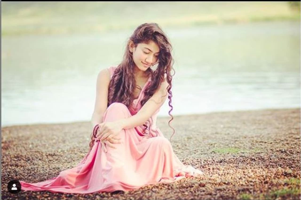 <p>ತನ್ನ ಸುಂದರವಾದ ಉದ್ದ ಕರ್ಲಿ ಹೇರ್ ಮತ್ತು ಪಿಂಪಲ್ ಬಗ್ಗೆ ಮಾತನಾಡಿದ್ದಾರೆ ನಟಿ ಸಾಯಿ ಪಲ್ಲವಿ.</p> <p>ತನ್ನ ಸುಂದರವಾದ ಉದ್ದ ಕರ್ಲಿ ಹೇರ್ ಮತ್ತು ಪಿಂಪಲ್ ಬಗ್ಗೆ ಮಾತನಾಡಿದ್ದಾರೆ ನಟಿ ಸಾಯಿ ಪಲ್ಲವಿ.</p>