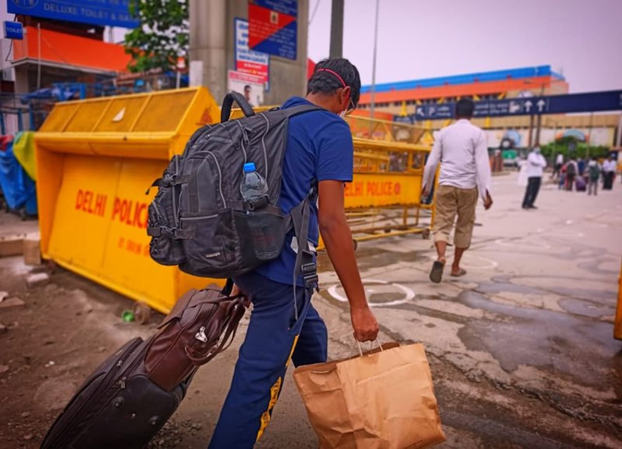 <p>കഴിഞ്ഞ ഏപ്രിലില് അന്താരാഷ്ട്ര തൊഴിൽ സംഘടന (ഐഎൽഒ) പറഞ്ഞത്, ഈ മഹാമാരി കാരണം ഇന്ത്യയിലെ 40 കോടിയോളം വരുന്ന തൊഴിലാളികൾ പട്ടിണിയിലാകുമെന്നാണ്. </p> <p>കഴിഞ്ഞ ഏപ്രിലില് അന്താരാഷ്ട്ര തൊഴിൽ സംഘടന (ഐഎൽഒ) പറഞ്ഞത്, ഈ മഹാമാരി കാരണം ഇന്ത്യയിലെ 40 കോടിയോളം വരുന്ന തൊഴിലാളികൾ പട്ടിണിയിലാകുമെന്നാണ്. </p>