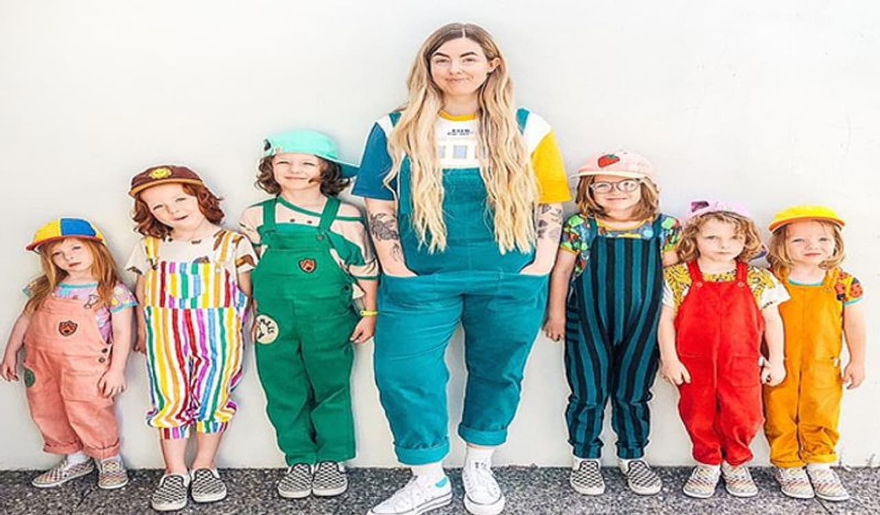 <p>ಆಸ್ಟ್ರೇಲಿಯಾದ ಪರ್ತ್ನಲ್ಲಿ ವಾಸಿಸುವ 27 ವರ್ಷದ ಕೋಲ್ ಡನ್ಸ್ಟಾನ್ ಈ ದಿನಗಳಲ್ಲಿ ಚರ್ಚೆಯಲ್ಲಿದ್ದಾರೆ. ಕೇವಲ ಐದು ವರ್ಷಗಳಲ್ಲಿ, ಕೋಲ್ 6 ಮಕ್ಕಳಿಗೆ ಜನ್ಮ ನೀಡಿದ್ದು, ಪ್ರಸ್ತುತ ಅವಳ ಗರ್ಭದಲ್ಲಿ ಅವಳಿ ಮಕ್ಕಳಿವೆ.</p> <p>ಆಸ್ಟ್ರೇಲಿಯಾದ ಪರ್ತ್ನಲ್ಲಿ ವಾಸಿಸುವ 27 ವರ್ಷದ ಕೋಲ್ ಡನ್ಸ್ಟಾನ್ ಈ ದಿನಗಳಲ್ಲಿ ಚರ್ಚೆಯಲ್ಲಿದ್ದಾರೆ. ಕೇವಲ ಐದು ವರ್ಷಗಳಲ್ಲಿ, ಕೋಲ್ 6 ಮಕ್ಕಳಿಗೆ ಜನ್ಮ ನೀಡಿದ್ದು, ಪ್ರಸ್ತುತ ಅವಳ ಗರ್ಭದಲ್ಲಿ ಅವಳಿ ಮಕ್ಕಳಿವೆ.</p>