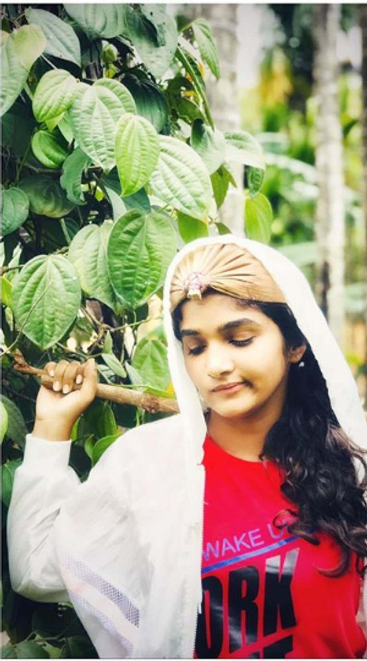 <p><strong>ದಿವ್ಯಾ ಉರುದುಗ</strong><br />ನಾನು ತೀರ್ಥಹಳ್ಳಿಯಲ್ಲಿದ್ದೇನೆ, ಇದು ಬೇಸಿಗೆಯ ಶಾಖವನ್ನು ಬೀಟ್‌ ಮಾಡಲು ಉತ್ತಮ ಸ್ಥಳ. ಶೂಟಿಂಗ್ ಶೆಡ್ಯೂಲ್‌ನಿಂದ ಬೆಂಗಳೂರಿನಲ್ಲಿ ಮಿಸ್‌ ಮಾಡಿಕೊಳ್ಳುತ್ತಿದ್ದ ಹಕ್ಕಿಗಳ ಚಿಲಿಪಿಲಿ, ಸೂರ್ಯಾಸ್ತ ಮತ್ತು ಸೂರ್ಯೋದಯದಂತಹ ಸಣ್ಣಪುಟ್ಟ ವಿಷಯಗಳನ್ನು&nbsp;ಆನಂದಿಸುತ್ತಿದ್ದೇನೆ. &nbsp;ತಾಯಿಗೆ ಅಡುಗೆಗೆ ಸಹಾಯ ಮಾಡುವುದು ಮತ್ತು ನನ್ನ ಕುಟುಂಬವು ಇಷ್ಟಪಡುವ ಸಿಹಿ ತಿಂಡಿಗಳನ್ನು ತಯಾರಿಸುವುರ ಜೊತೆಗೆ ಒಳಾಂಗಣ ಆಟಗಳನ್ನು ಸಹ ಒಟ್ಟಿಗೆ ಆಡುತ್ತಿದ್ದೇವೆ.<br />&nbsp;</p>