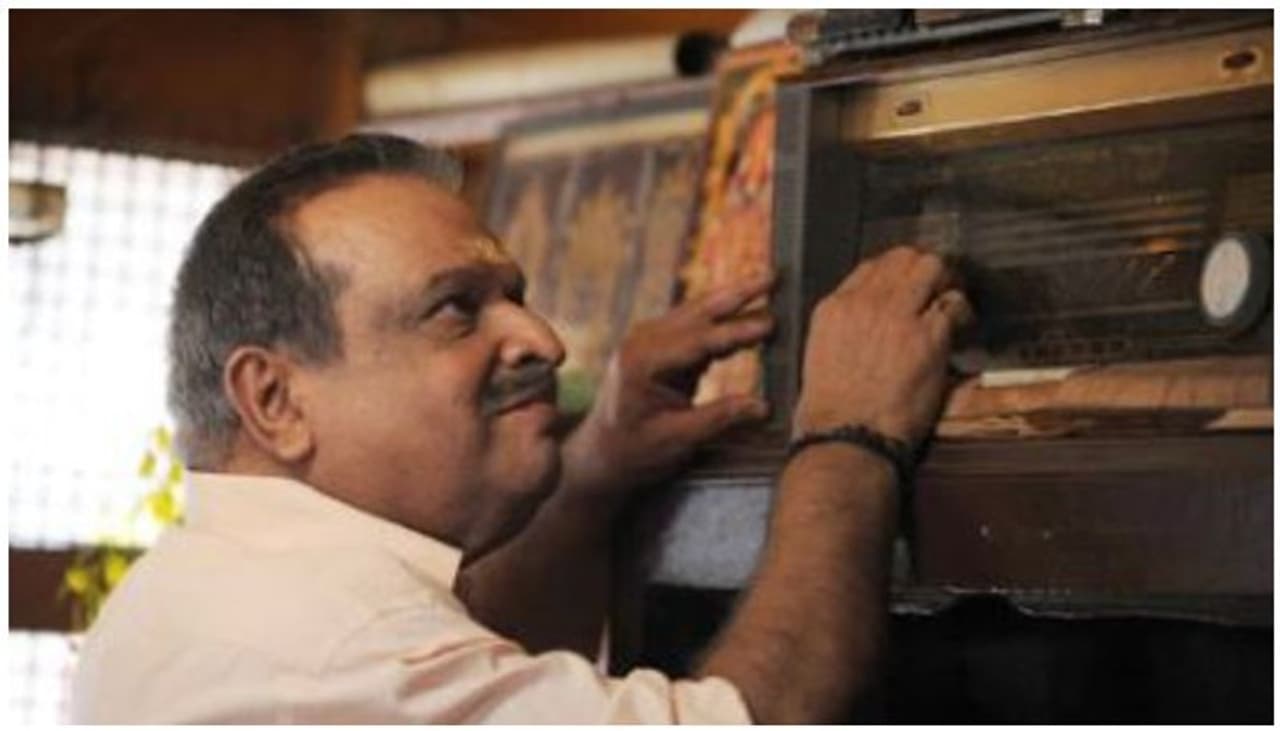 <p>സുഹൃത്ത് പകര്ത്തിയ ഒരു ഫോട്ടോയാണ് അത്. താൻ അങ്ങനെ ഫിറ്റ്നെസ് നോക്കുന്ന ആളൊന്നുമല്ല എന്ന് പി ജയചന്ദ്രൻ പറയുന്നു.</p><p>പി ജയചന്ദ്രന്റെ പഴയ ഫോട്ടോ.</p><p> </p> <p>സുഹൃത്ത് പകര്ത്തിയ ഒരു ഫോട്ടോയാണ് അത്. താൻ അങ്ങനെ ഫിറ്റ്നെസ് നോക്കുന്ന ആളൊന്നുമല്ല എന്ന് പി ജയചന്ദ്രൻ പറയുന്നു.</p><p>പി ജയചന്ദ്രന്റെ പഴയ ഫോട്ടോ.</p><p> </p>