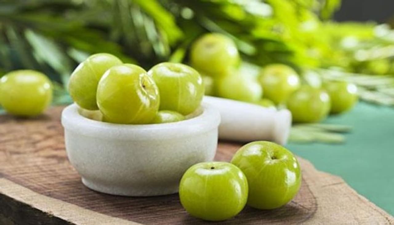 <p> </p><p>പ്രതിരോധശേഷി വര്ധിപ്പിക്കുന്ന ഭക്ഷണങ്ങളുടെ കൂട്ടത്തില് ഏറ്റവും പേര് കേട്ടതാണ് നെല്ലിക്ക. ഇതിലടങ്ങിയിരിക്കുന്ന വിറ്റാമിന് സി ആണ് പ്രതിരോധശേഷിയെ ശക്തിപ്പെടുത്താന് നമ്മെ സഹായിക്കുന്നത്.<br /> </p><p> </p> <p> </p><p>പ്രതിരോധശേഷി വര്ധിപ്പിക്കുന്ന ഭക്ഷണങ്ങളുടെ കൂട്ടത്തില് ഏറ്റവും പേര് കേട്ടതാണ് നെല്ലിക്ക. ഇതിലടങ്ങിയിരിക്കുന്ന വിറ്റാമിന് സി ആണ് പ്രതിരോധശേഷിയെ ശക്തിപ്പെടുത്താന് നമ്മെ സഹായിക്കുന്നത്.<br /> </p><p> </p>