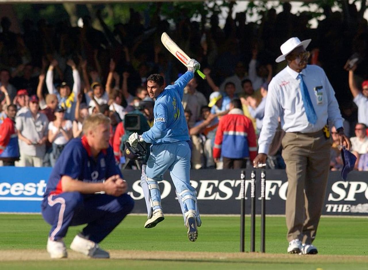 <p><strong>മുഹമ്മദ് കൈഫ്:</strong> നാറ്റ് വെസ്റ്റ് ട്രോഫിയില് ഇംഗ്ലണ്ടിനെതിരെ ഇന്ത്യക്ക് അവിശ്വസനീയ ജയം സമ്മാനിച്ചത് കൈഫും യുവരാജും ചേര്ന്നായിരുന്നു. പിന്നീട് ഇന്ത്യന് ക്രിക്കറ്റിലെ ഊര്ജ്ജസ്വലനായ ഫീല്ഡറായും മികച്ച മധ്യനിര ബാറ്റ്സ്മാനായും കൈഫ് വളര്ന്നു. തന്റെ സഹതാരങ്ങള്ക്കൊപ്പം ഉയരാനായില്ലെങ്കിലും കൈഫിന്റെ രാജ്യാന്തര കരിയര് കെട്ടിപ്പടുത്തതില് ഗാംഗുലിക്ക് നിര്ണായക പങ്കുണ്ട്. ദ്രാവിഡിനെ വിക്കറ്റ് കീപ്പറാക്കി ഏഴ് ബാറ്റ്സ്മാന്മാരെ ഉള്പ്പെടുത്താനുള്ള ഗാംഗുലിയുടെ തീരുമാനം കൈഫിന്റെ കരിയറിനും ഗുണകരമായി</p> <p><strong>മുഹമ്മദ് കൈഫ്:</strong> നാറ്റ് വെസ്റ്റ് ട്രോഫിയില് ഇംഗ്ലണ്ടിനെതിരെ ഇന്ത്യക്ക് അവിശ്വസനീയ ജയം സമ്മാനിച്ചത് കൈഫും യുവരാജും ചേര്ന്നായിരുന്നു. പിന്നീട് ഇന്ത്യന് ക്രിക്കറ്റിലെ ഊര്ജ്ജസ്വലനായ ഫീല്ഡറായും മികച്ച മധ്യനിര ബാറ്റ്സ്മാനായും കൈഫ് വളര്ന്നു. തന്റെ സഹതാരങ്ങള്ക്കൊപ്പം ഉയരാനായില്ലെങ്കിലും കൈഫിന്റെ രാജ്യാന്തര കരിയര് കെട്ടിപ്പടുത്തതില് ഗാംഗുലിക്ക് നിര്ണായക പങ്കുണ്ട്. ദ്രാവിഡിനെ വിക്കറ്റ് കീപ്പറാക്കി ഏഴ് ബാറ്റ്സ്മാന്മാരെ ഉള്പ്പെടുത്താനുള്ള ഗാംഗുലിയുടെ തീരുമാനം കൈഫിന്റെ കരിയറിനും ഗുണകരമായി</p>